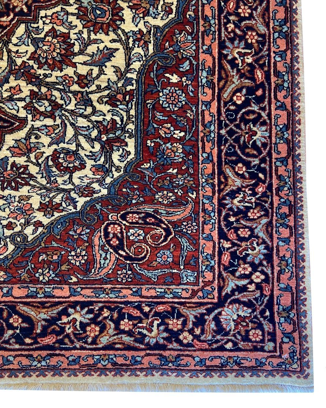 Ce tapis persan noué à la main en laine Mohtasham de couleur crème, bordeaux et marine, mesurant 4' x 6', est un exemple intemporel d'artisanat magistral et de design durable. Méticuleusement tissée à l'aide de laine de haute qualité et de