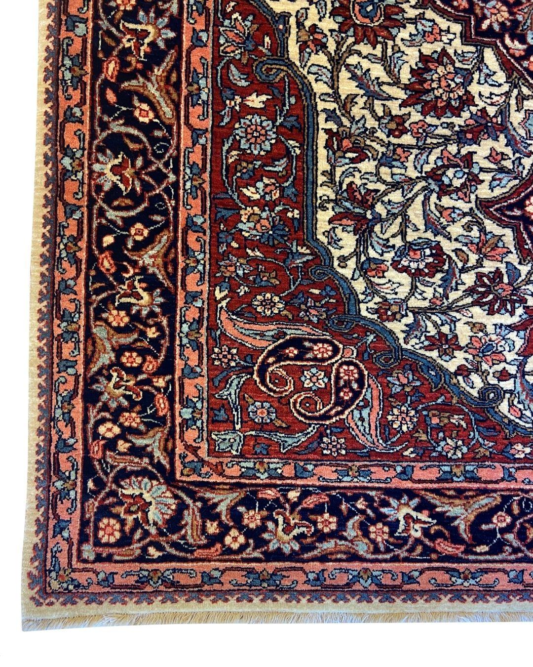Perse Tapis persan noué à la main en Mohtasham, crème, bourgogne et marine, 4 pi x 6 pi en vente