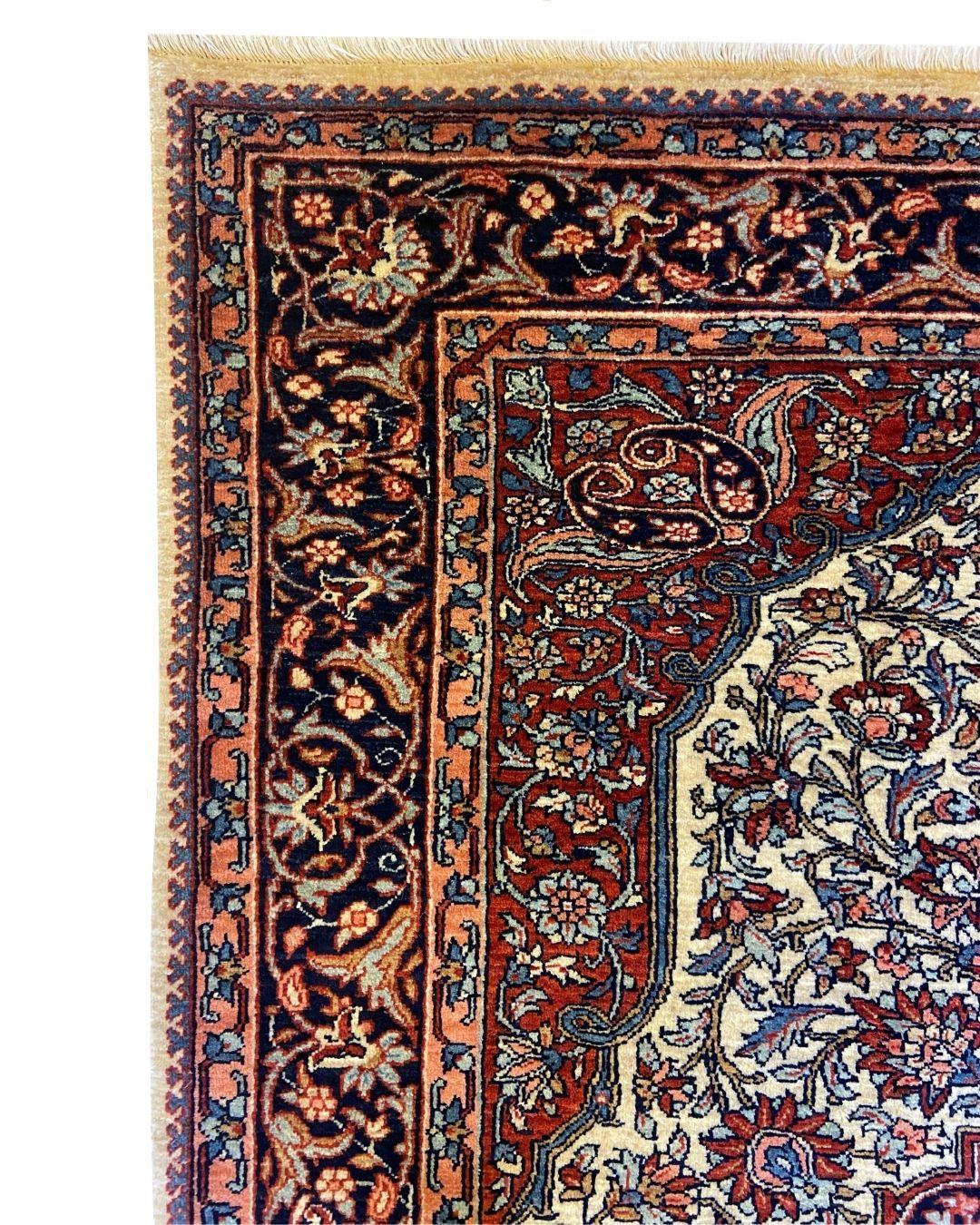 Teinture végétale Tapis persan noué à la main en Mohtasham, crème, bourgogne et marine, 4 pi x 6 pi en vente