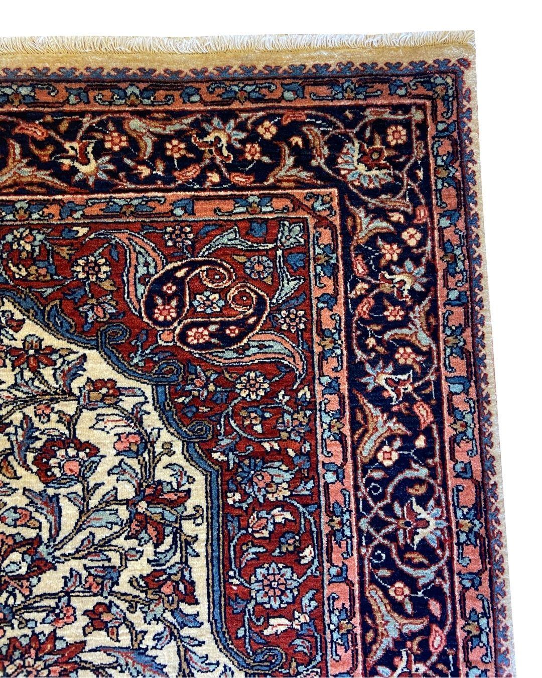 Tapis persan noué à la main en Mohtasham, crème, bourgogne et marine, 4 pi x 6 pi Neuf - En vente à New York, NY