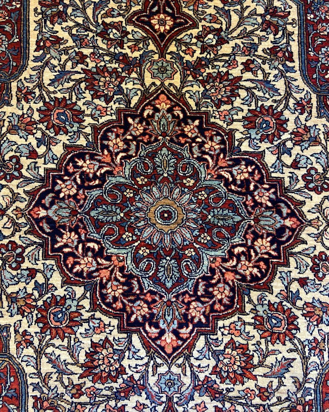 XXIe siècle et contemporain Tapis persan noué à la main en Mohtasham, crème, bourgogne et marine, 4 pi x 6 pi en vente