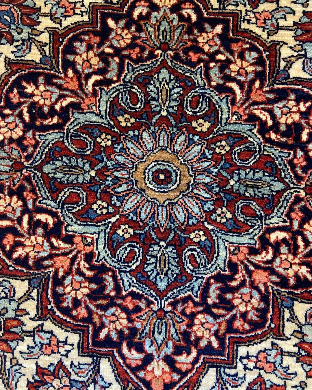 Laine Tapis persan noué à la main en Mohtasham, crème, bourgogne et marine, 4 pi x 6 pi en vente