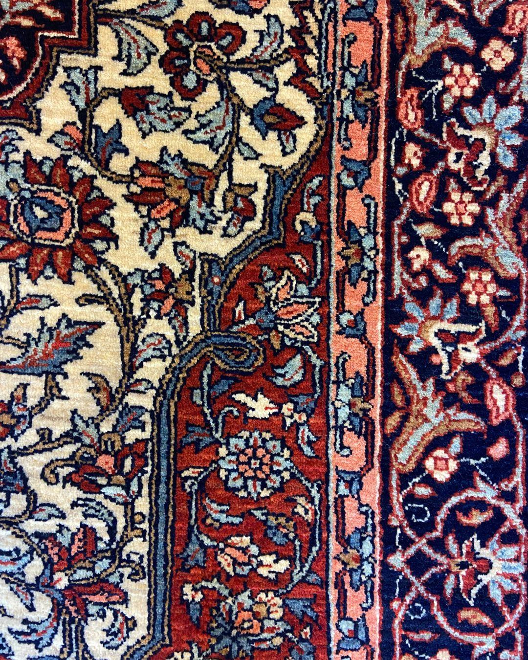 Tapis persan noué à la main en Mohtasham, crème, bourgogne et marine, 4 pi x 6 pi en vente 1