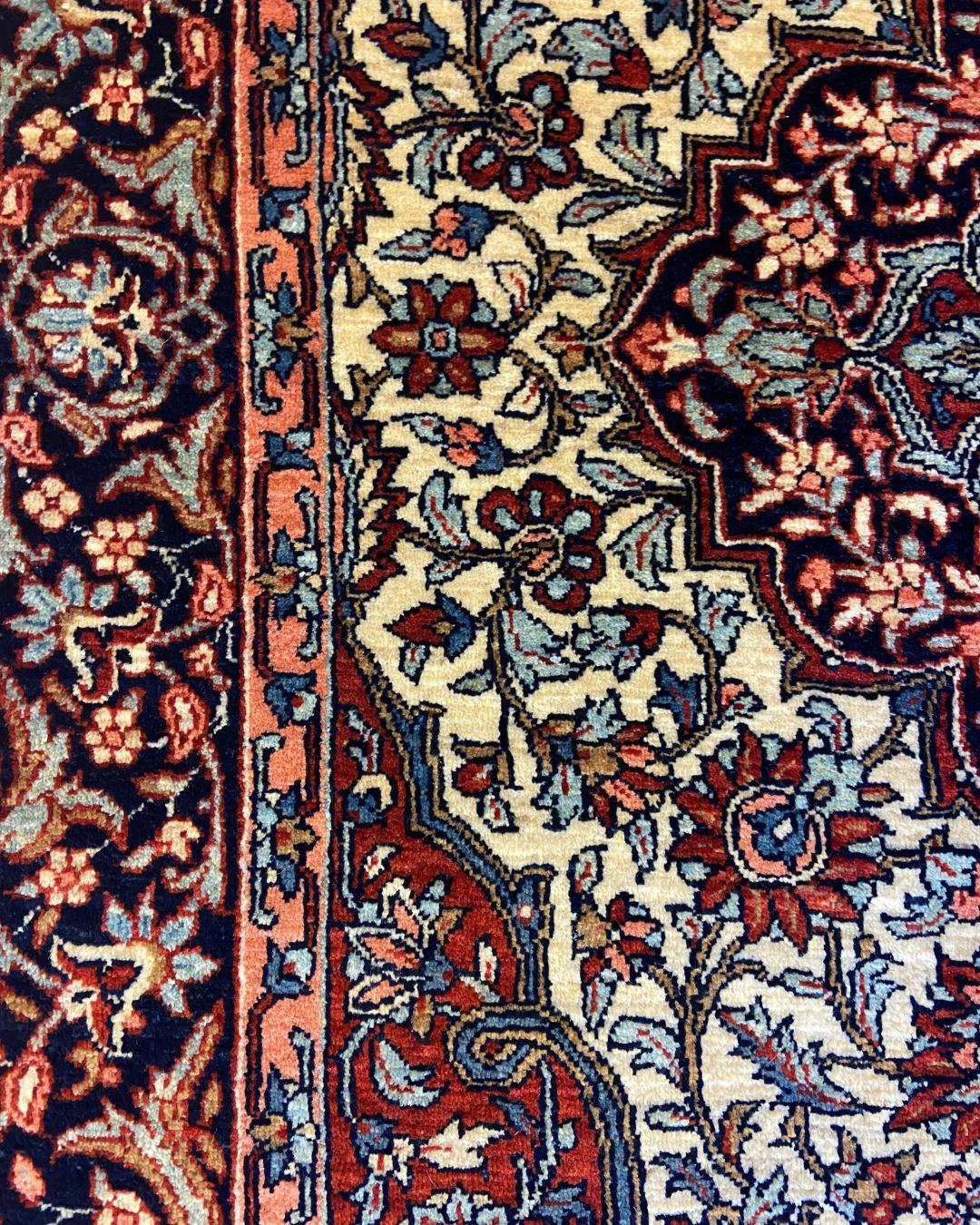Tapis persan noué à la main en Mohtasham, crème, bourgogne et marine, 4 pi x 6 pi en vente 2