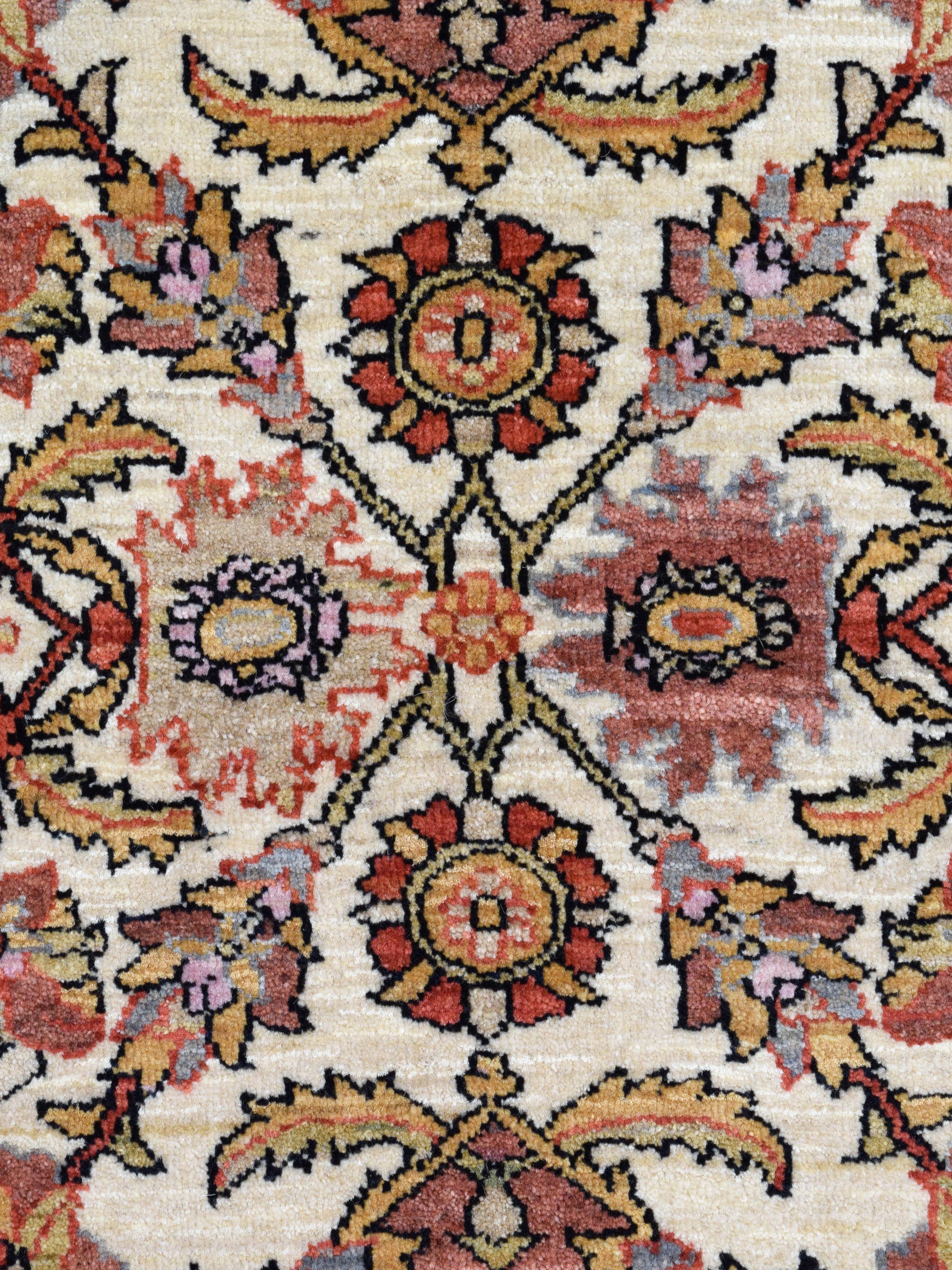 Moderne Tapis persan noué à la main avec médaillons floraux en crème, rouille, noir, 5' x 7 en vente