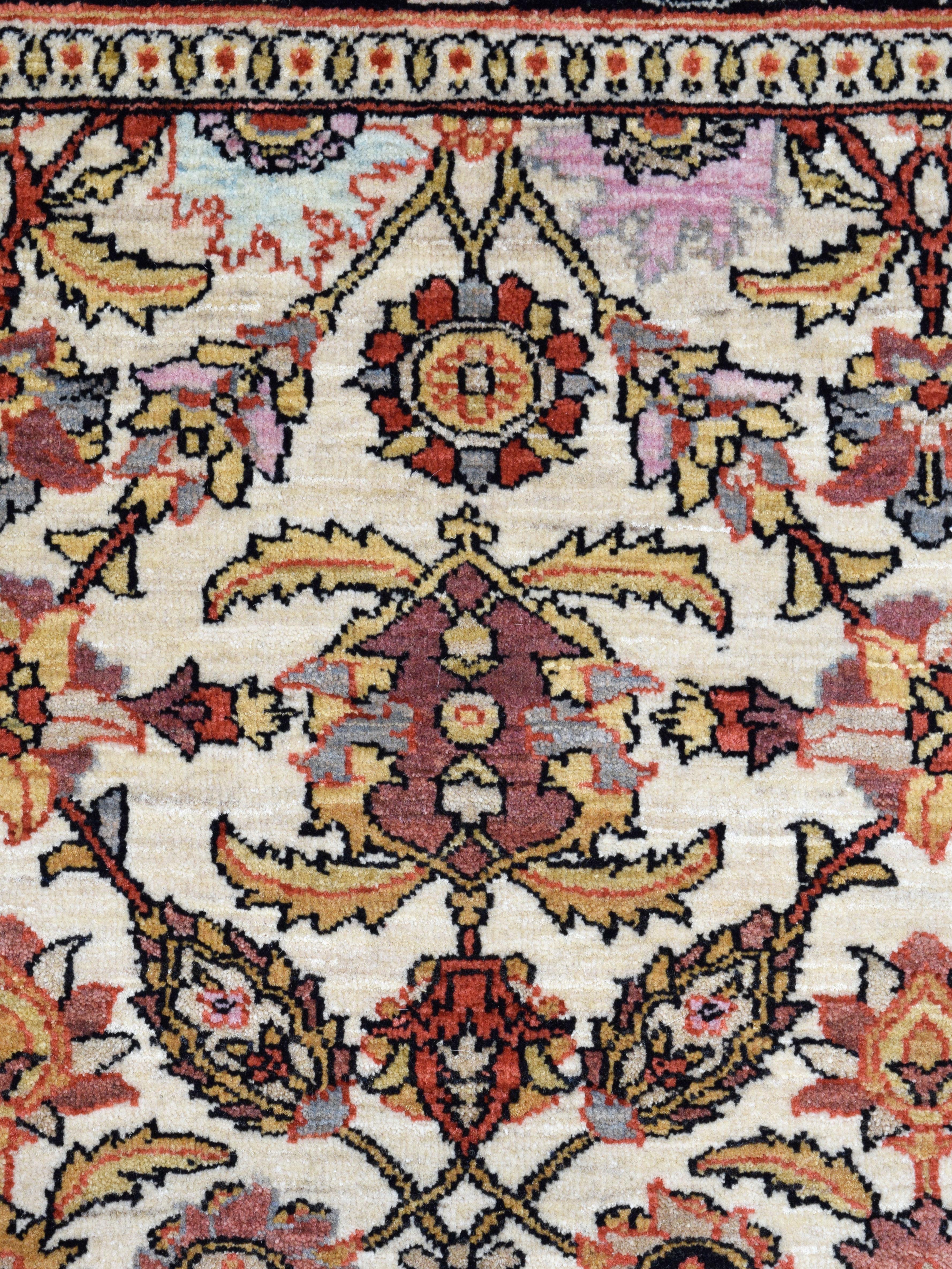 Perse Tapis persan noué à la main avec médaillons floraux en crème, rouille, noir, 5' x 7 en vente