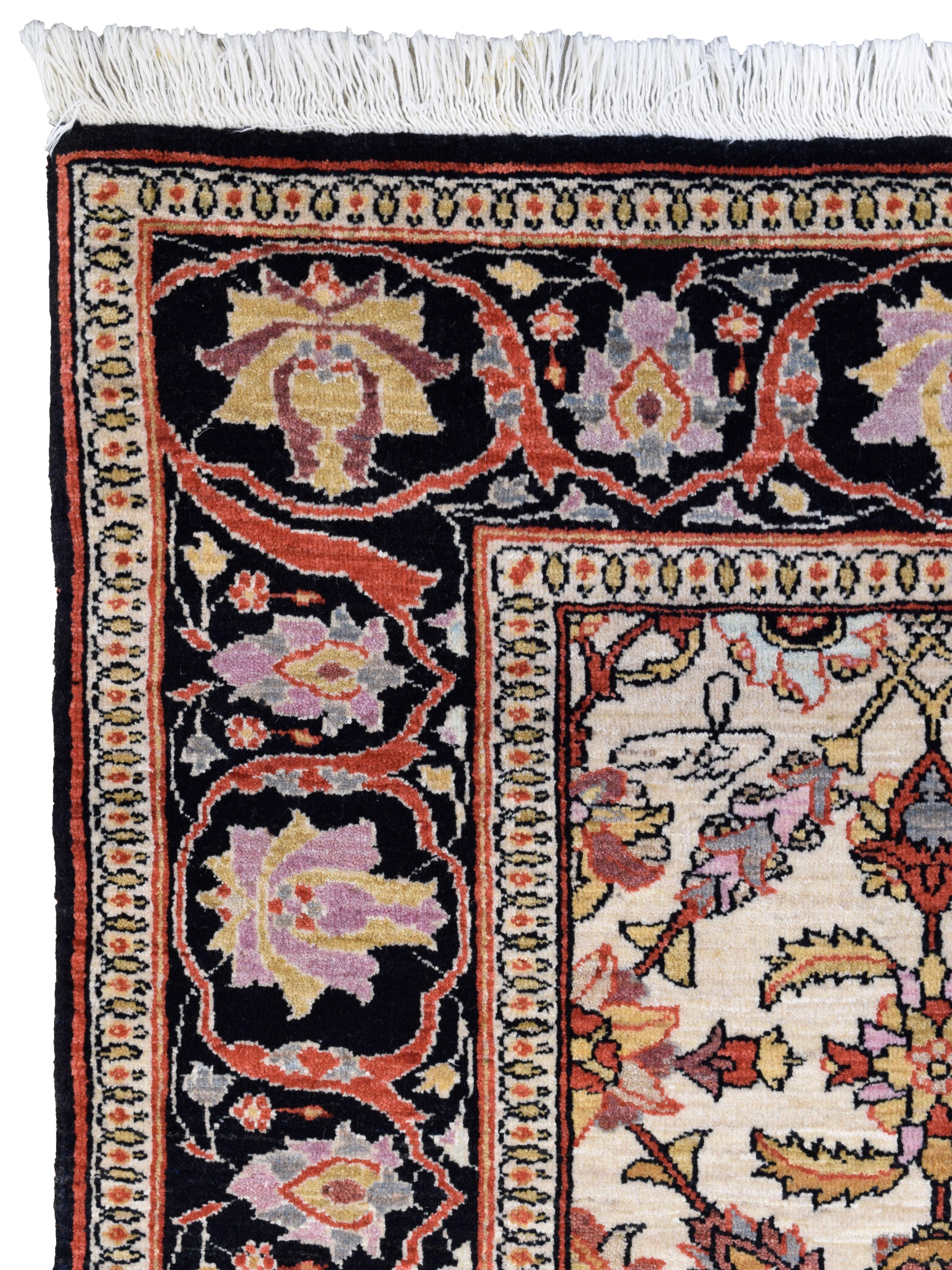 Tapis persan noué à la main avec médaillons floraux en crème, rouille, noir, 5' x 7 Neuf - En vente à New York, NY