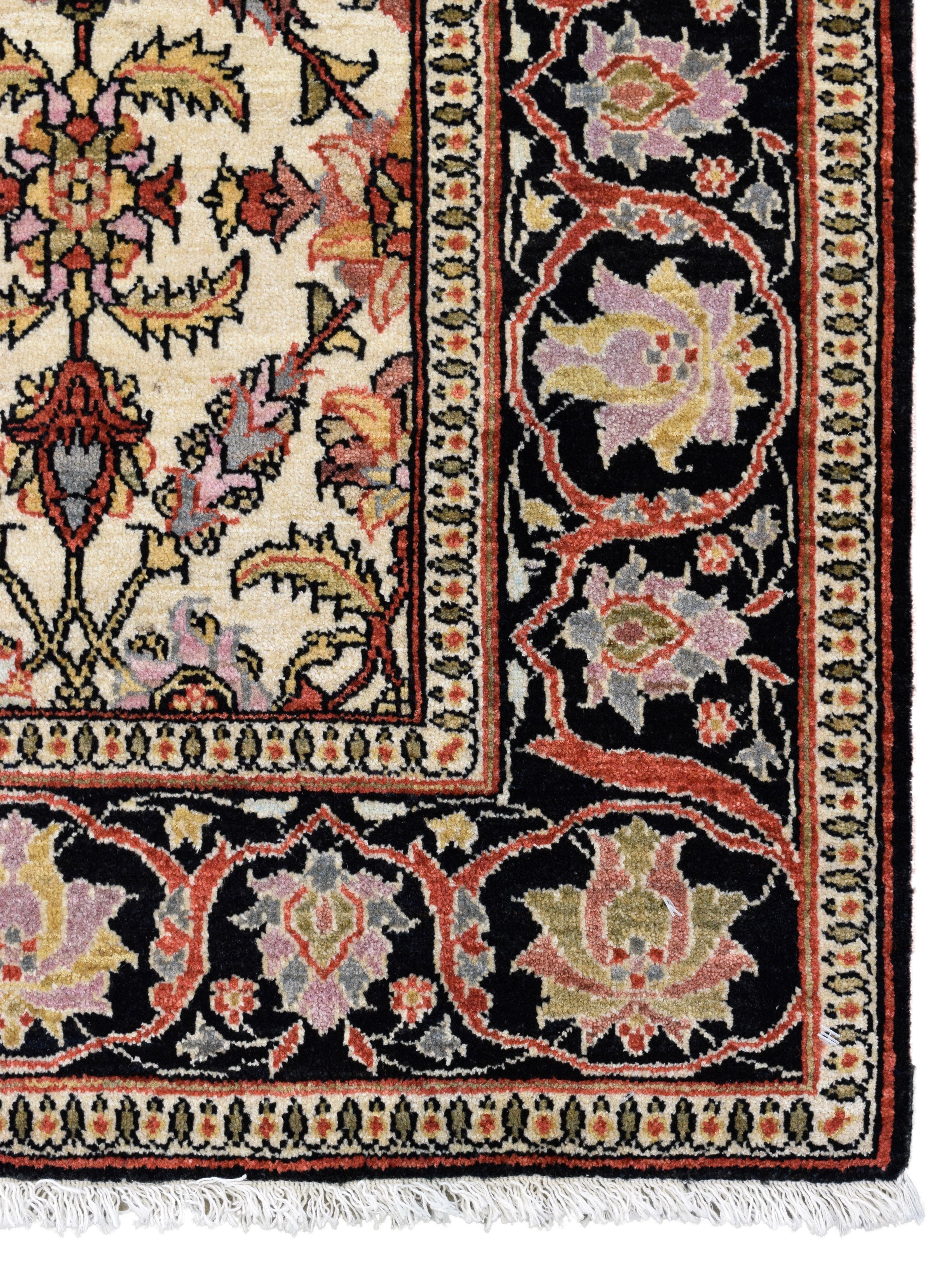 Laine Tapis persan noué à la main avec médaillons floraux en crème, rouille, noir, 5' x 7 en vente