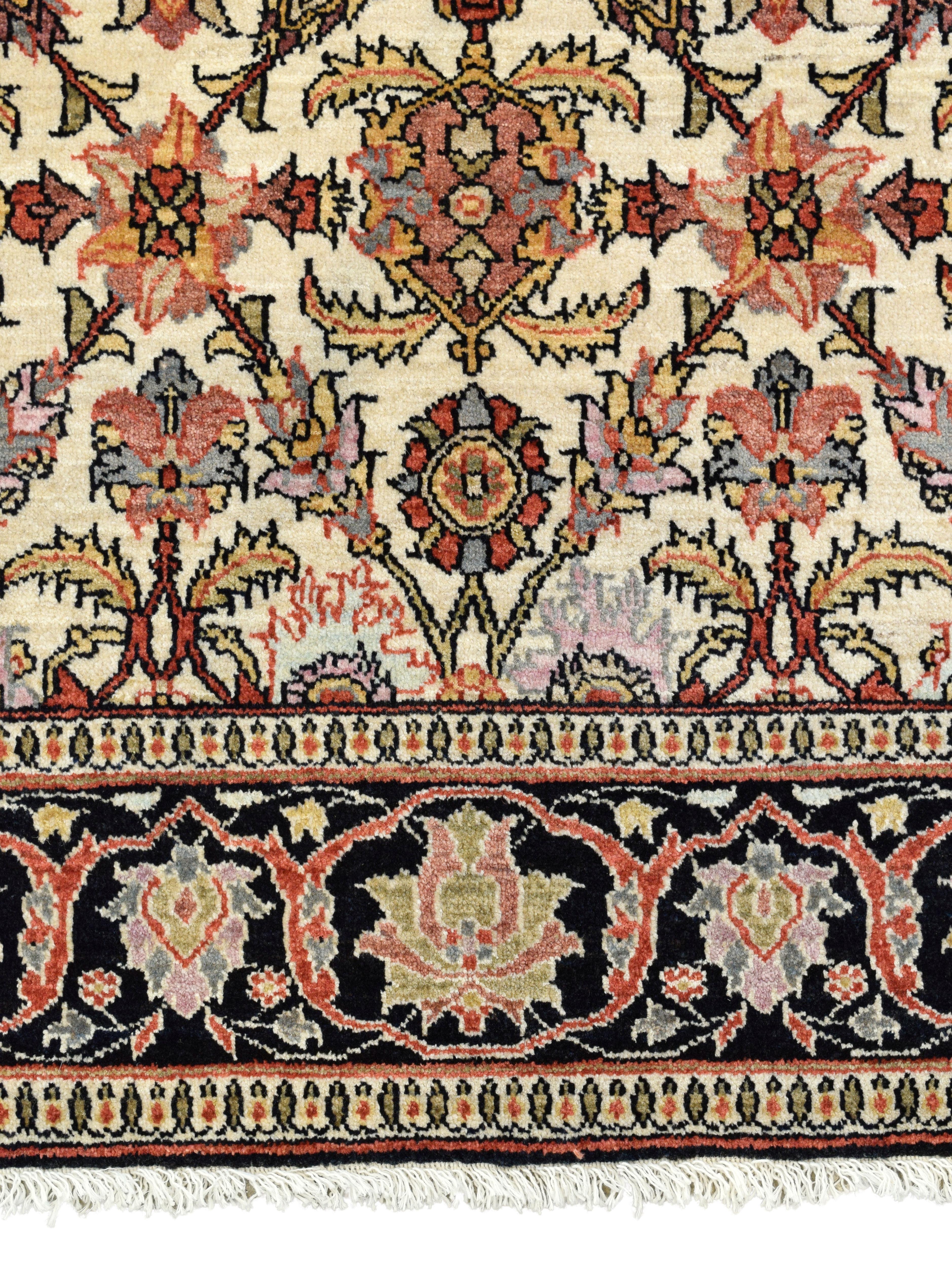 Tapis persan noué à la main avec médaillons floraux en crème, rouille, noir, 5' x 7 en vente 1