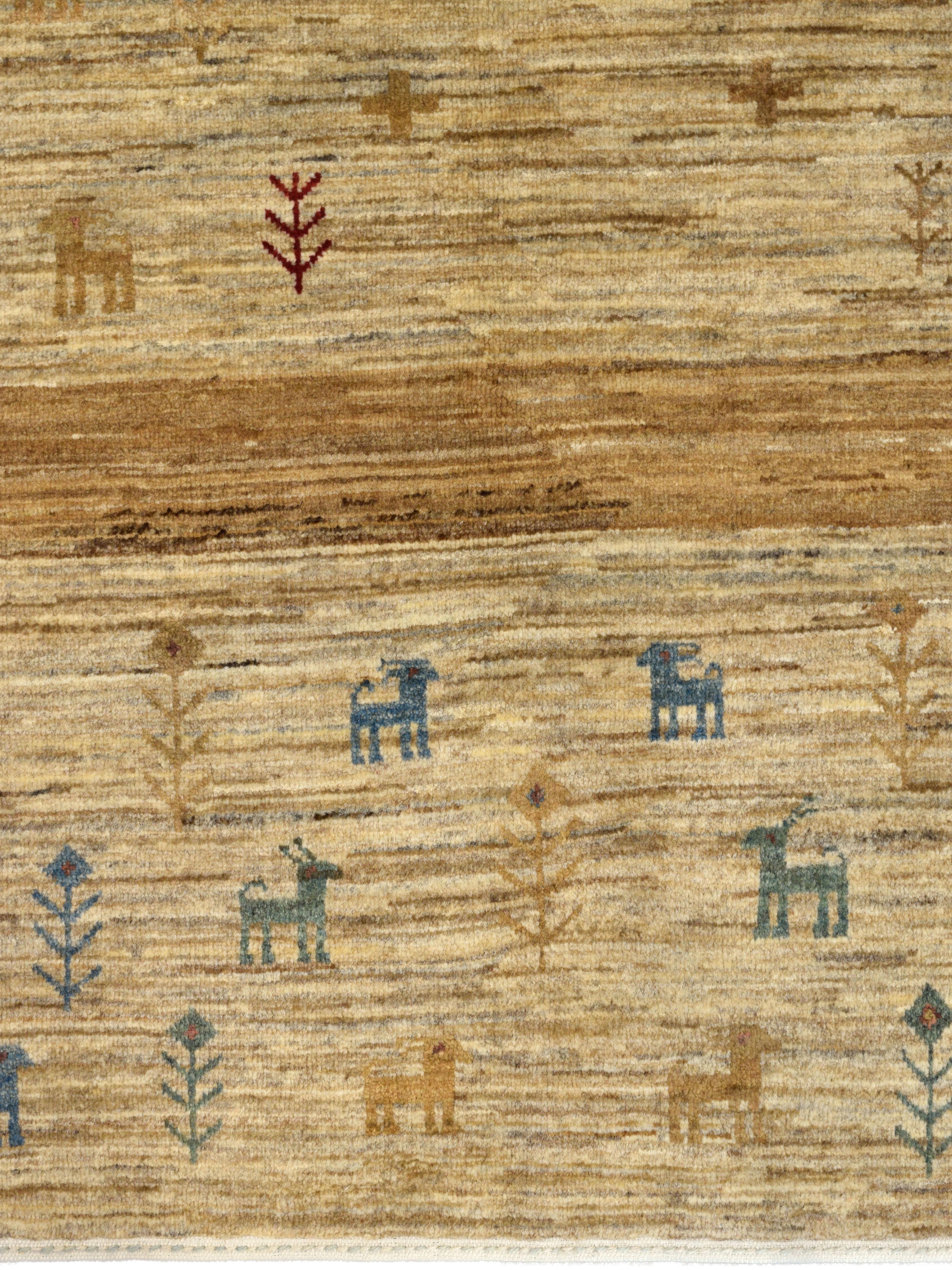 Ce tapis tribal persan Shekarloo noué à la main en laine teintée naturellement, mesurant 4' x 6', est un exemple vibrant de la tradition de tissage Shekarloo. Fabriqué en laine filée à la main et teint avec des pigments végétaux biologiques, ce