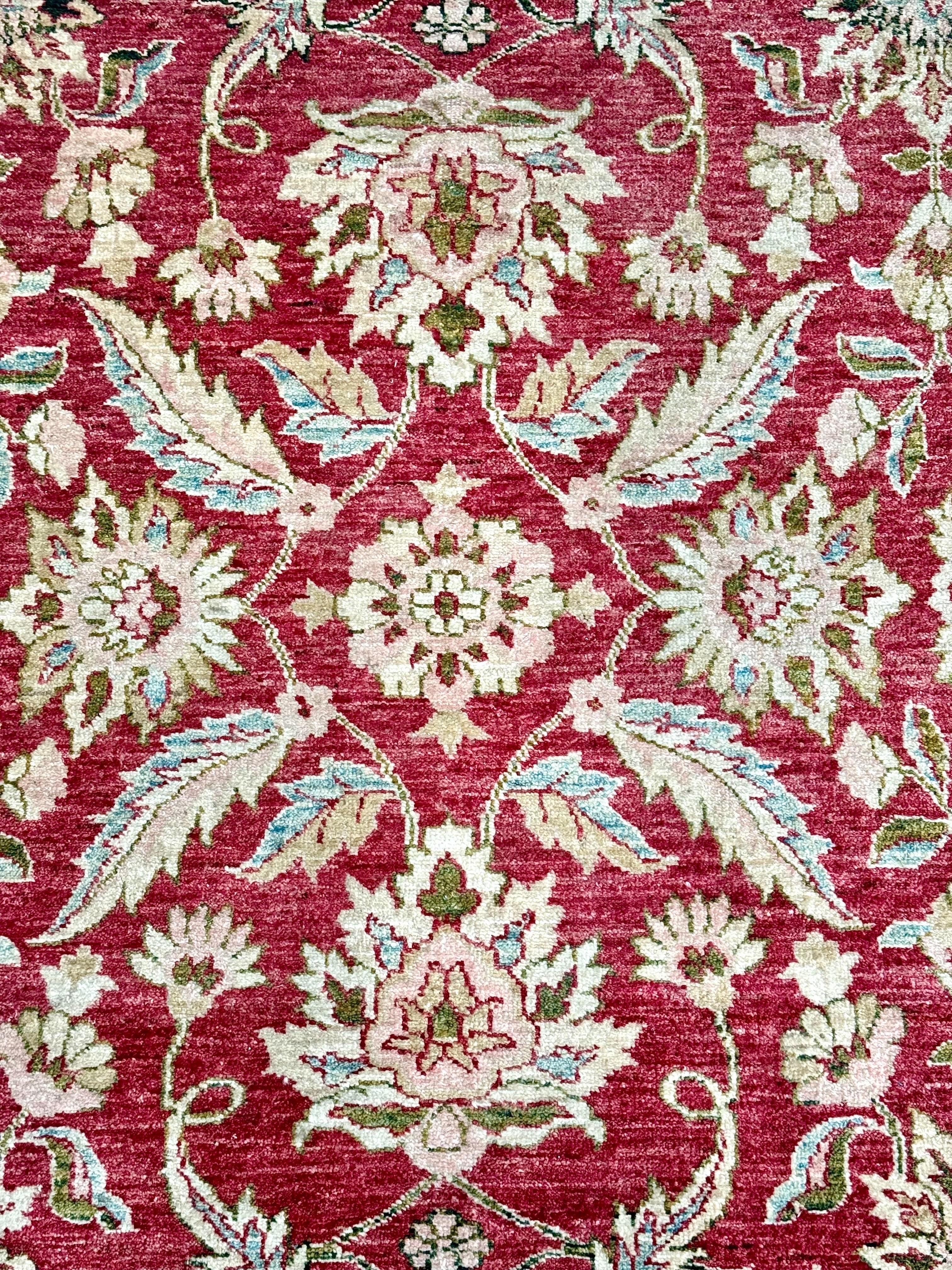 Dieser handgeknüpfte Teppich aus persischer Wolle spiegelt die Eleganz und Tradition der klassischen Teppichweberei wider. Das wahrscheinlich im 20. Jahrhundert gefertigte Stück ist von antiken persischen Mustern inspiriert und zeigt in der Mitte