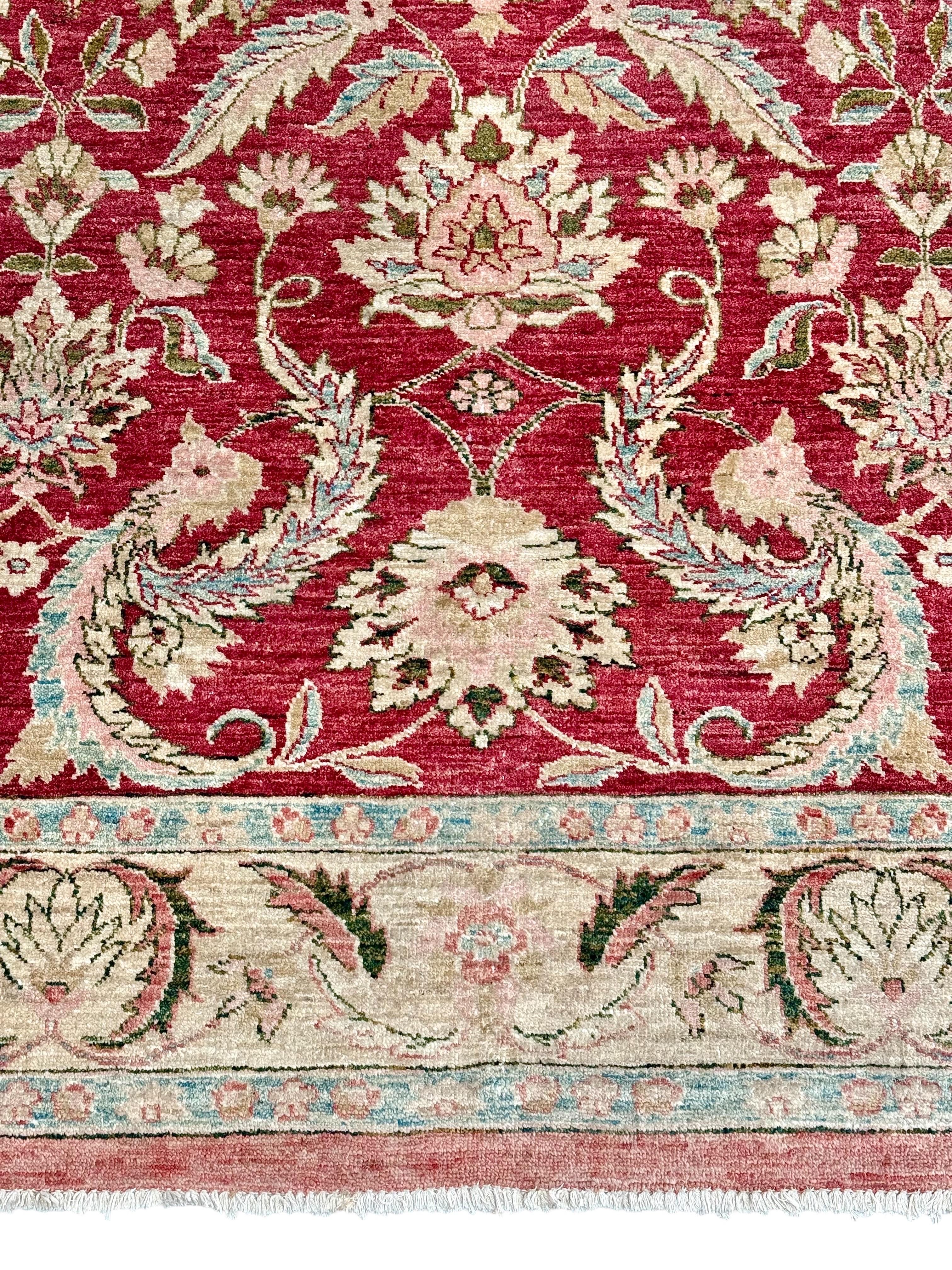 Handgeknüpfter Teppich aus persischer Wolle mit rotem Feld und floraler Bordüre (Unbekannt) im Angebot