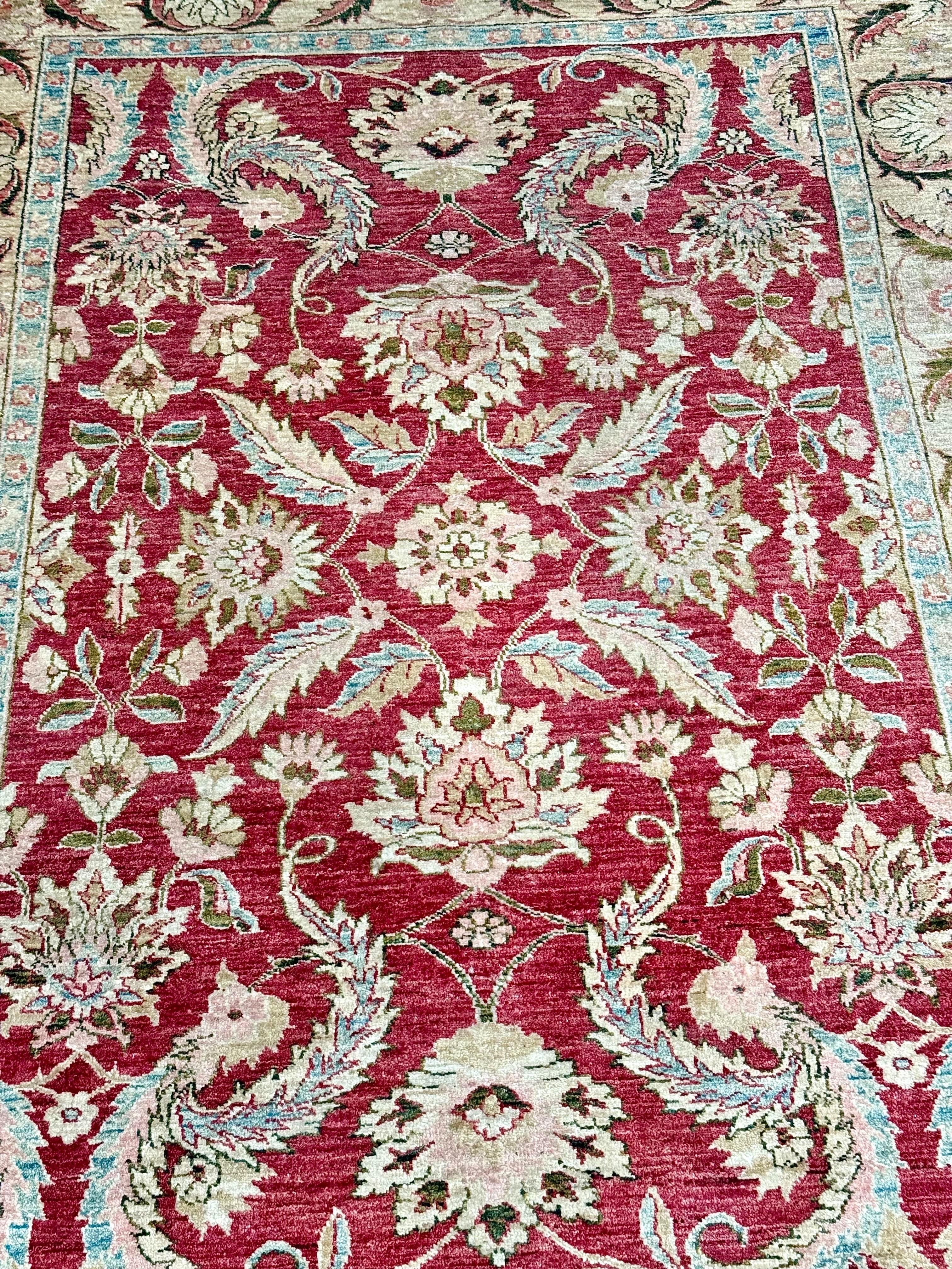 Handgeknüpfter Teppich aus persischer Wolle mit rotem Feld und floraler Bordüre im Angebot 1