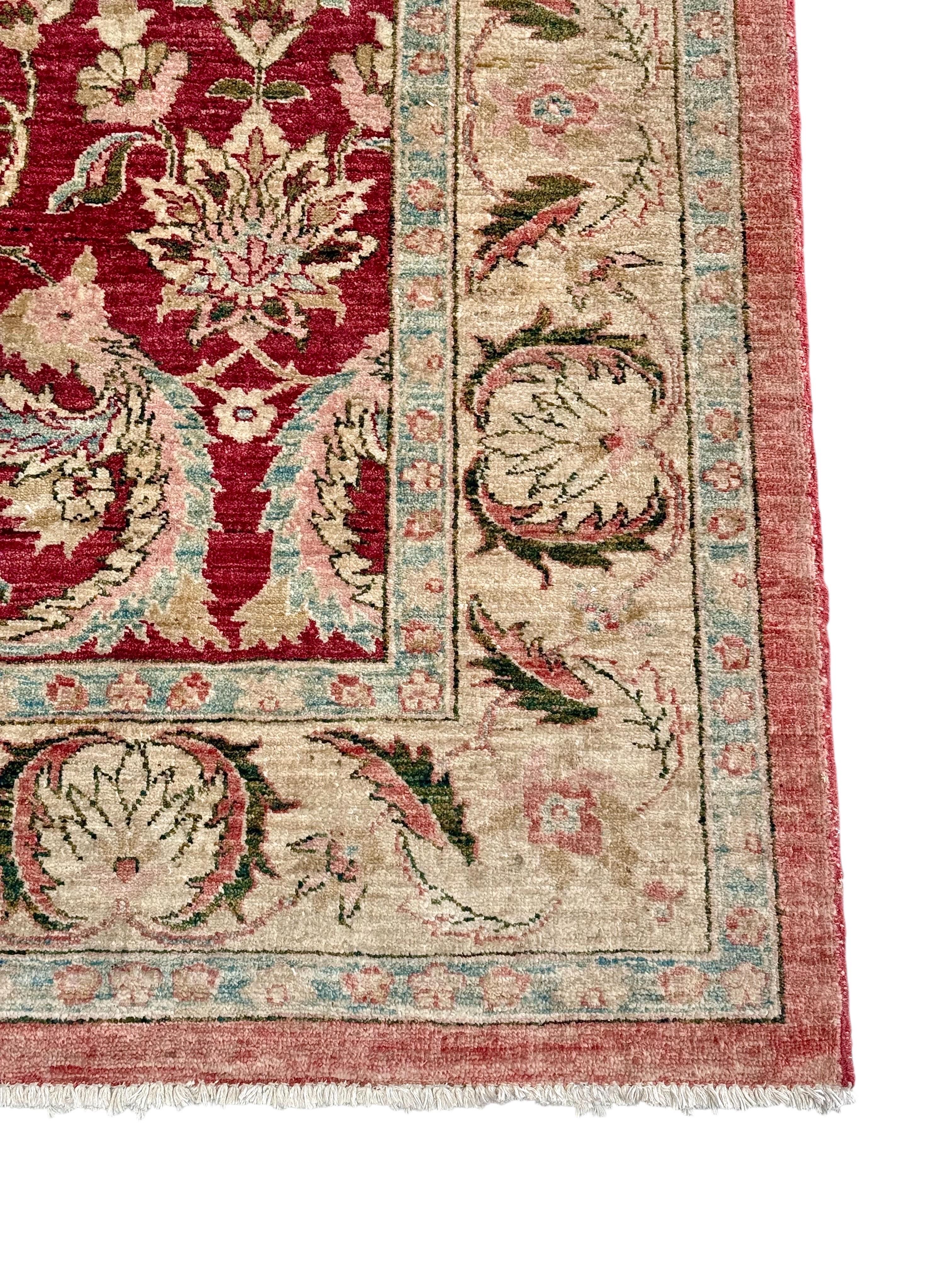 Handgeknüpfter Teppich aus persischer Wolle mit rotem Feld und floraler Bordüre im Angebot 3