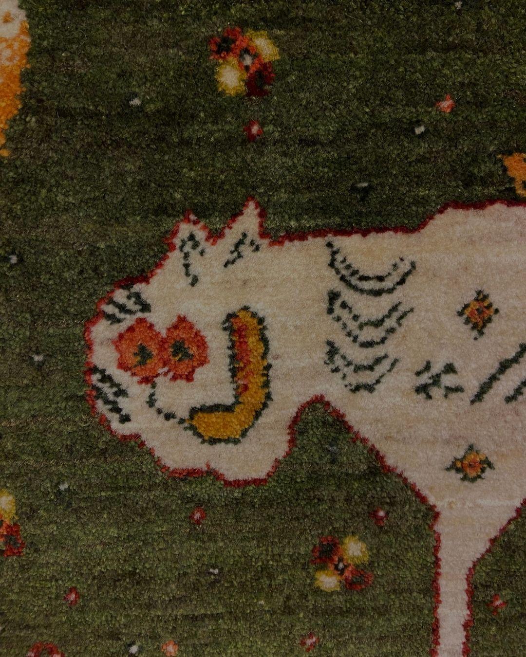 Vintage Persischer Wollteppich mit stilisiertem Tiermotiv, Grün und Elfenbein, 2x3 (Primitiv) im Angebot