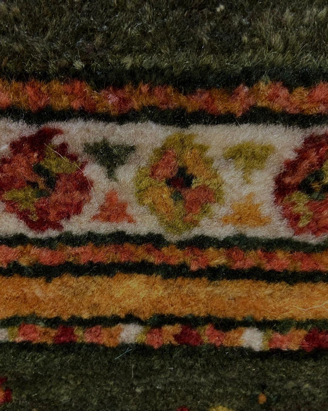 Vintage Persischer Wollteppich mit stilisiertem Tiermotiv, Grün und Elfenbein, 2x3 (Pflanzlich gefärbt) im Angebot