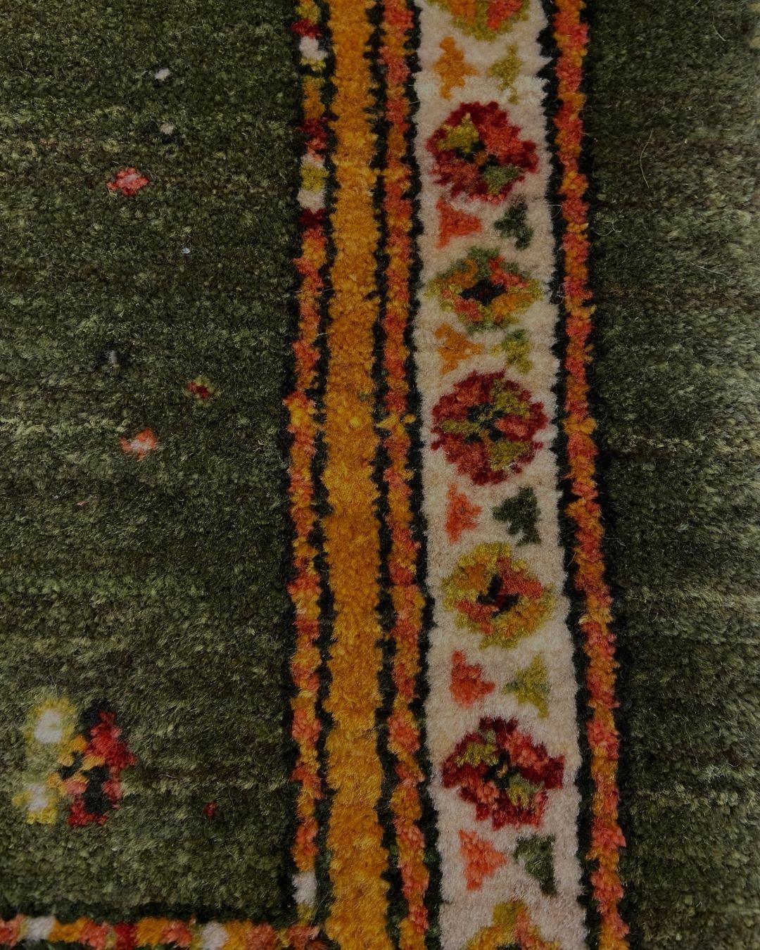 Vintage Persischer Wollteppich mit stilisiertem Tiermotiv, Grün und Elfenbein, 2x3 im Zustand „Hervorragend“ im Angebot in New York, NY