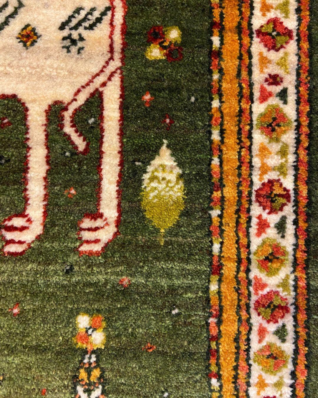 Vintage Persischer Wollteppich mit stilisiertem Tiermotiv, Grün und Elfenbein, 2x3 (Wolle) im Angebot