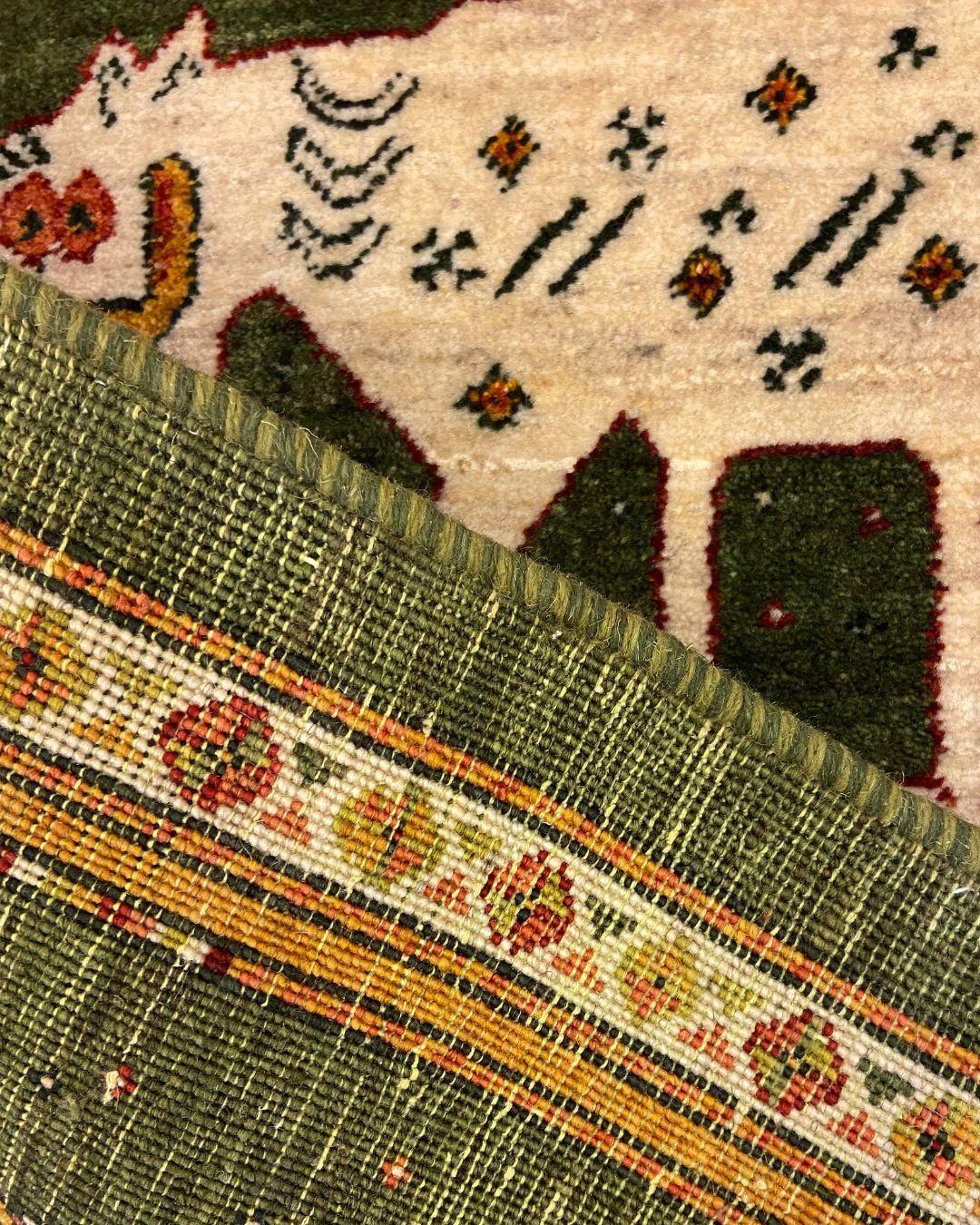 Vintage Persischer Wollteppich mit stilisiertem Tiermotiv, Grün und Elfenbein, 2x3 im Angebot 1