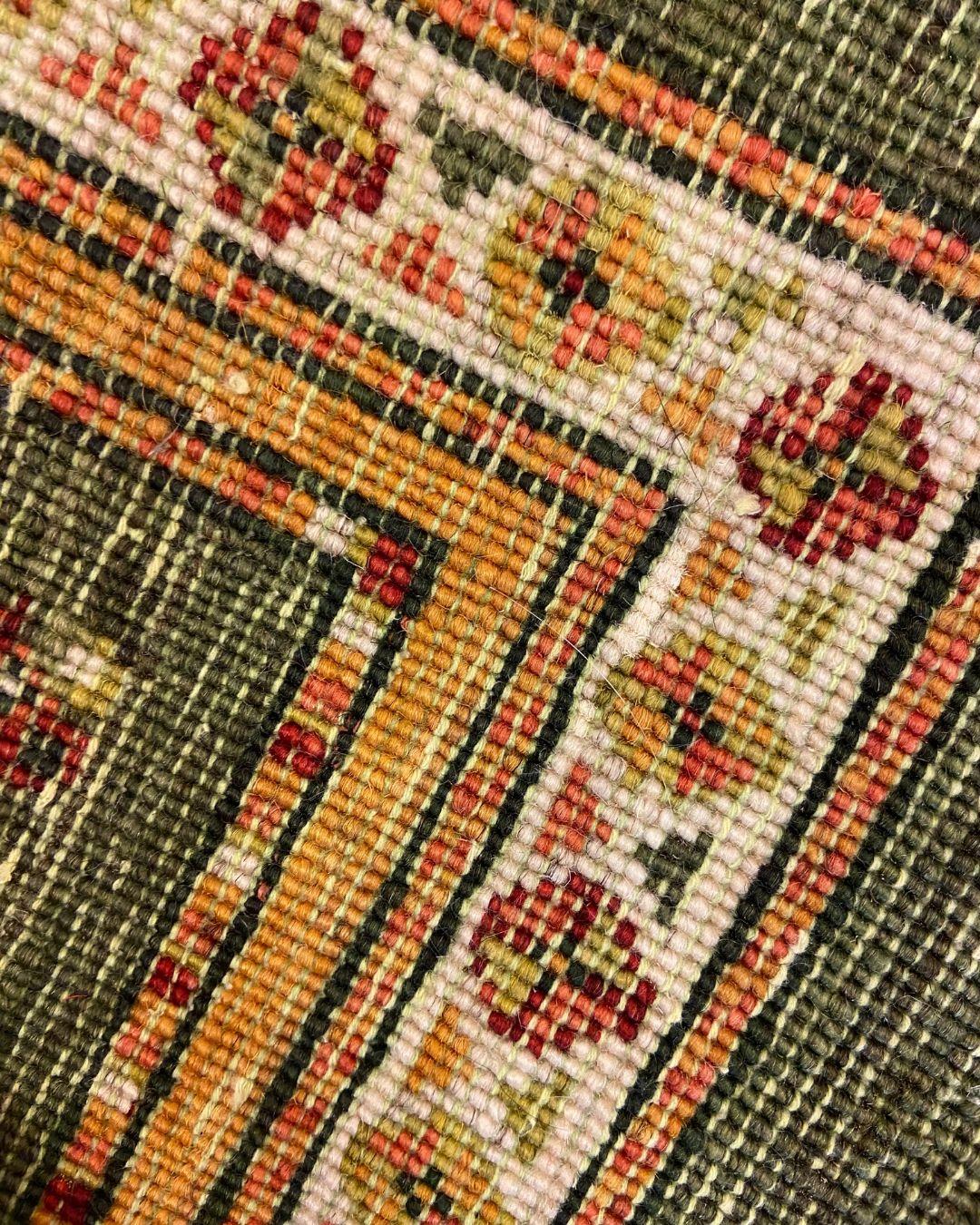 Vintage Persischer Wollteppich mit stilisiertem Tiermotiv, Grün und Elfenbein, 2x3 im Angebot 2