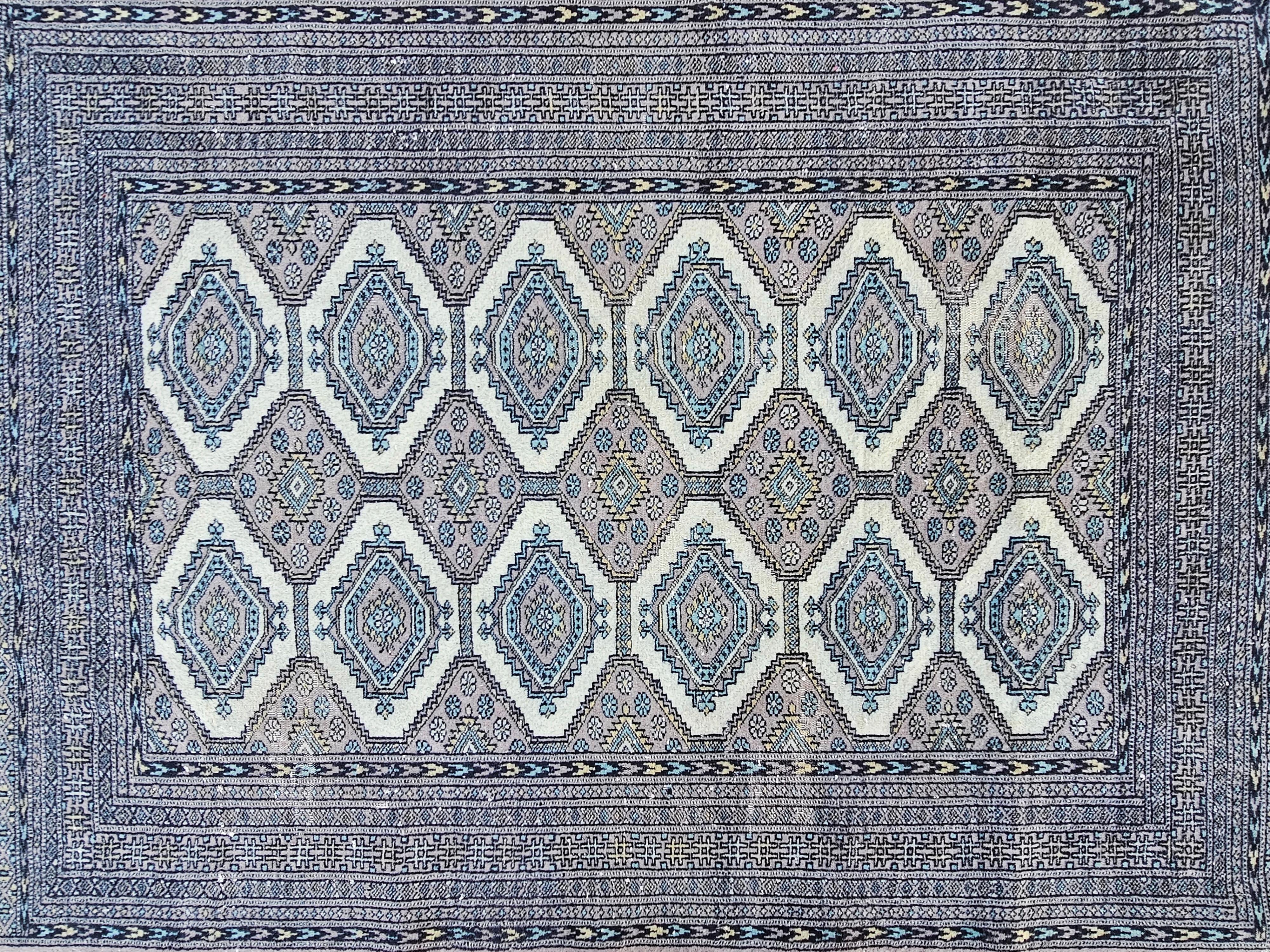 Hand-Knotted Punjabi Bokhara Rug in gray-light violet colour, Pakistan 1940s For Sale 4