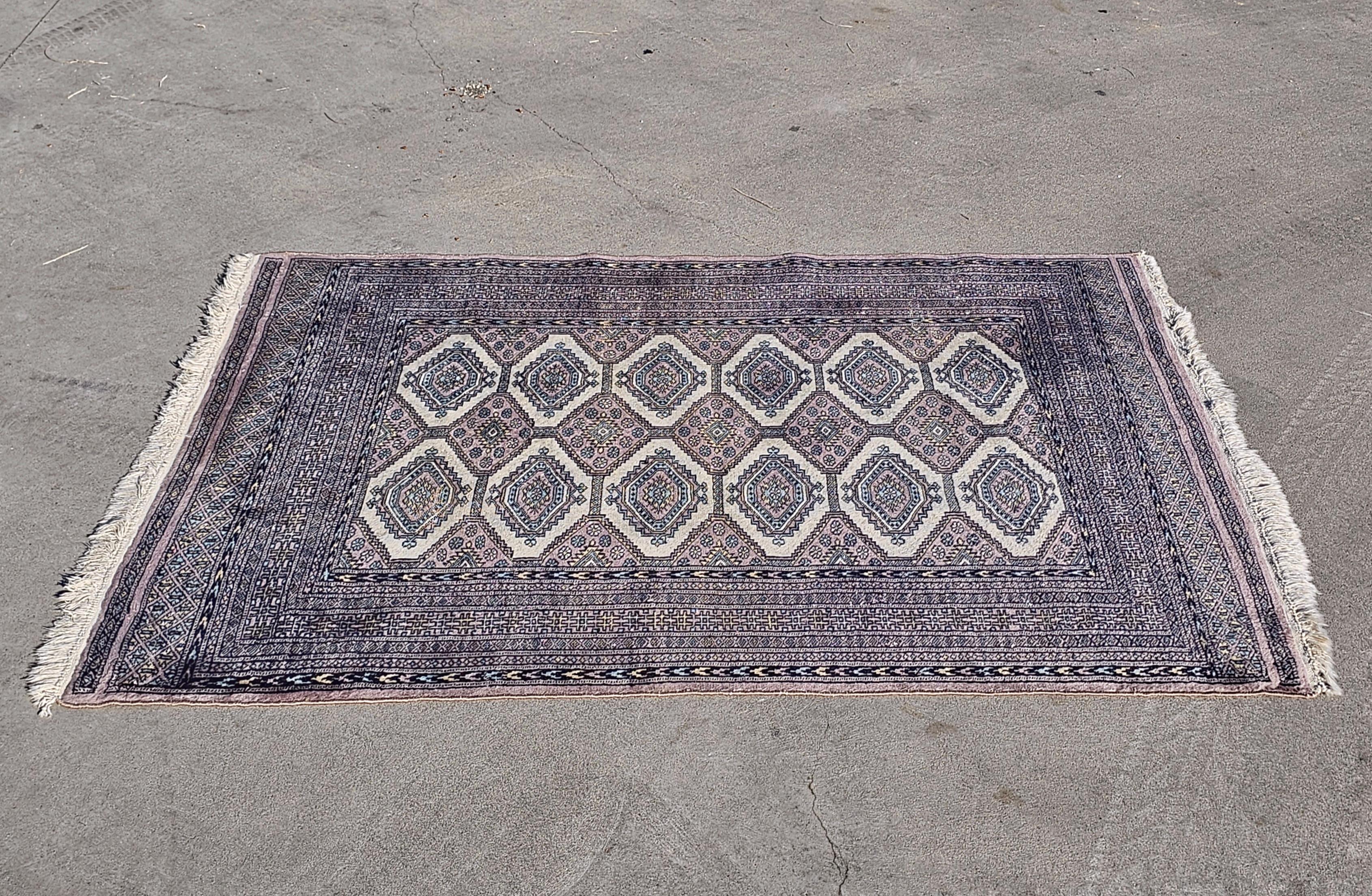 In diesem Angebot finden Sie einen alten Punjabi-Teppich Bokhara in einer sehr seltenen Farbkombination, bei der der Grundton grau bis hellviolett ist, kombiniert mit beigen, hellblauen und gelben Details. Auf der Rückseite des Teppichs finden Sie