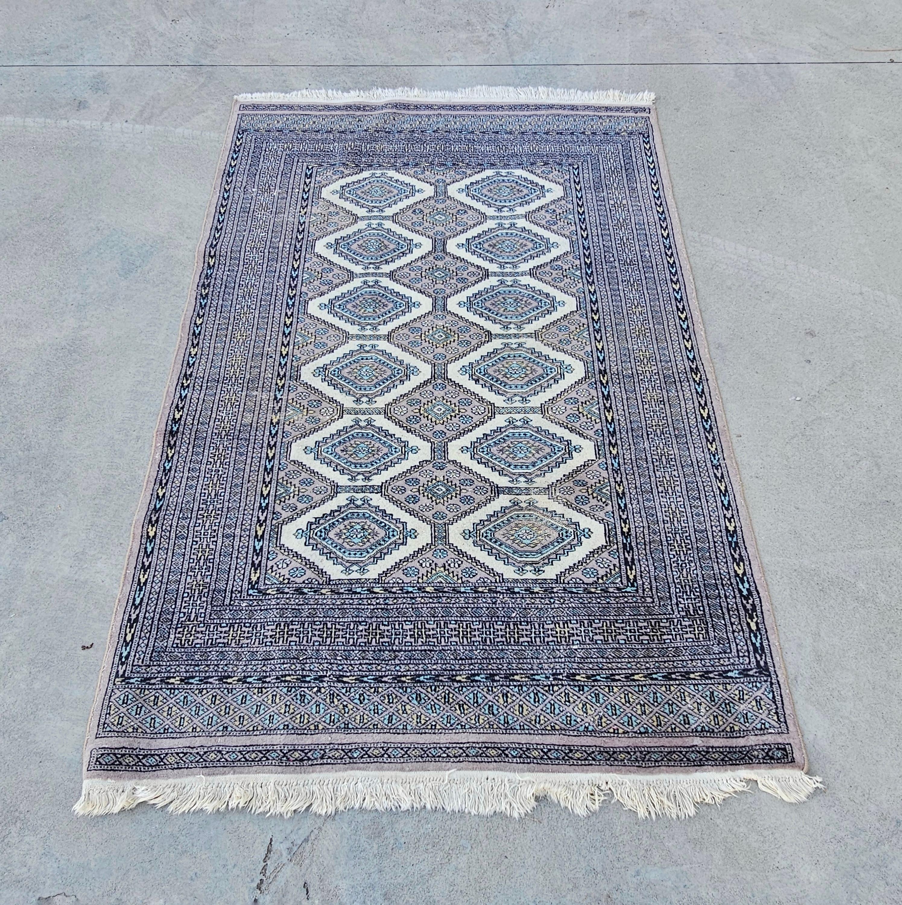 Hand-Knotted Punjabi Bokhara Rug in gray-light violet colour, Pakistan 1940s For Sale 2