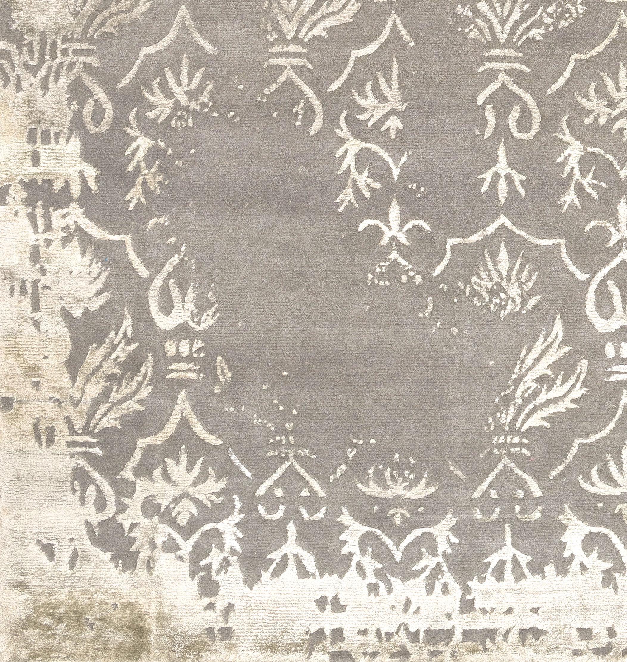 Verblasste Version des Damastes, klassisches Design, inspiriert von antiken Damastteppichen aus dem Nahen Osten aus der Illulian's Palace Collection.
Dieser Teppich wird in Nepal von unseren Kunsthandwerkern aus 50% Seide und 50% feiner