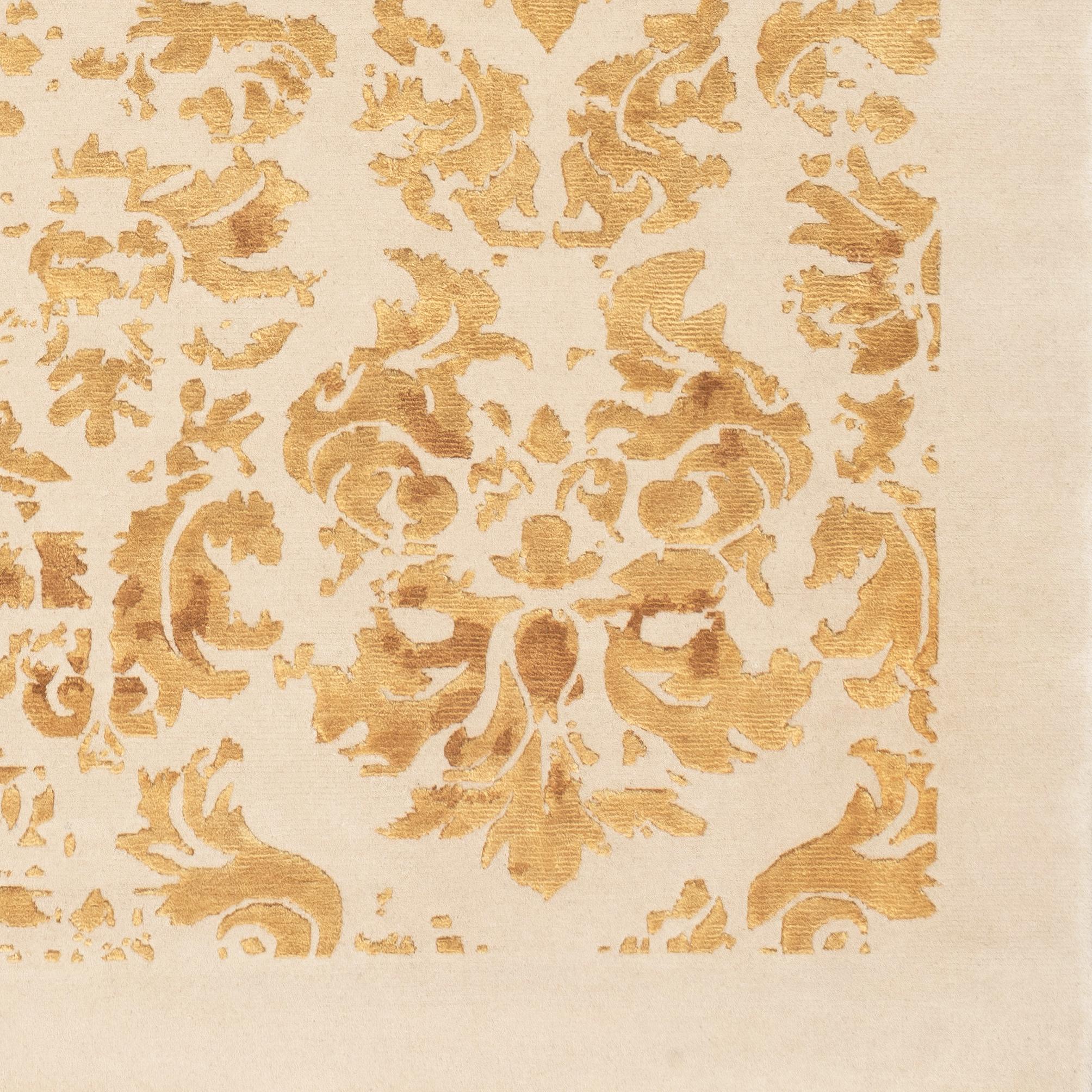 A rich damask motif for a timeless charm. In its gold version, Dumas reaches the peak of its majesty.
This rug is handcknotted in Nepal by our artisans by using 50% silk and 50% fine Himalayan wool dyed using vegetable and mineral pigments. The base