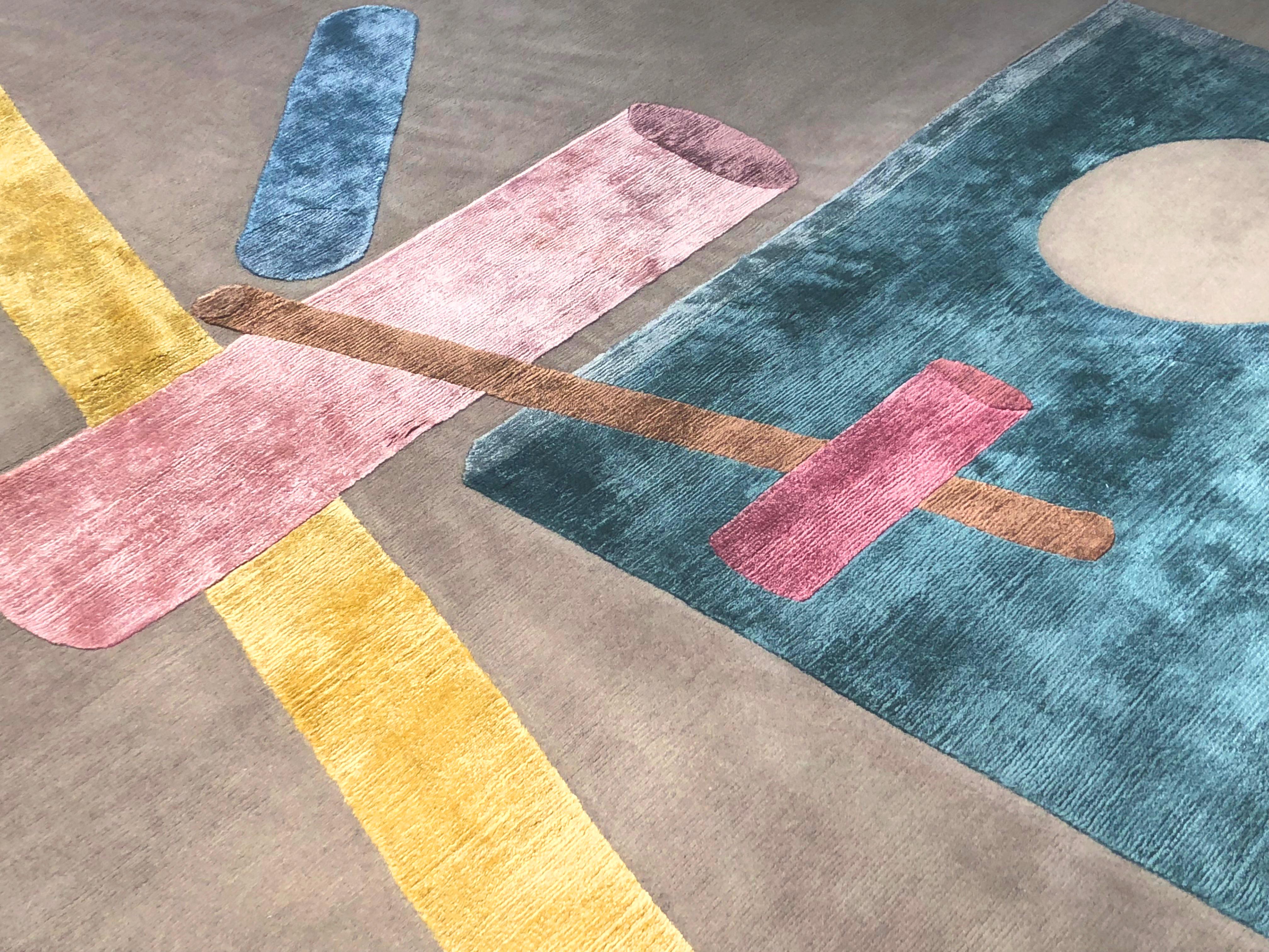Designed by Fabien Cappello präsentiert eine Komposition aus 3D-Elementen, die in ein grafisches Spiel aus Formen und Schatten übersetzt werden. Die Oberfläche gewinnt auf magische Weise an Volumen durch Formen und Farben, die eine lebendige
