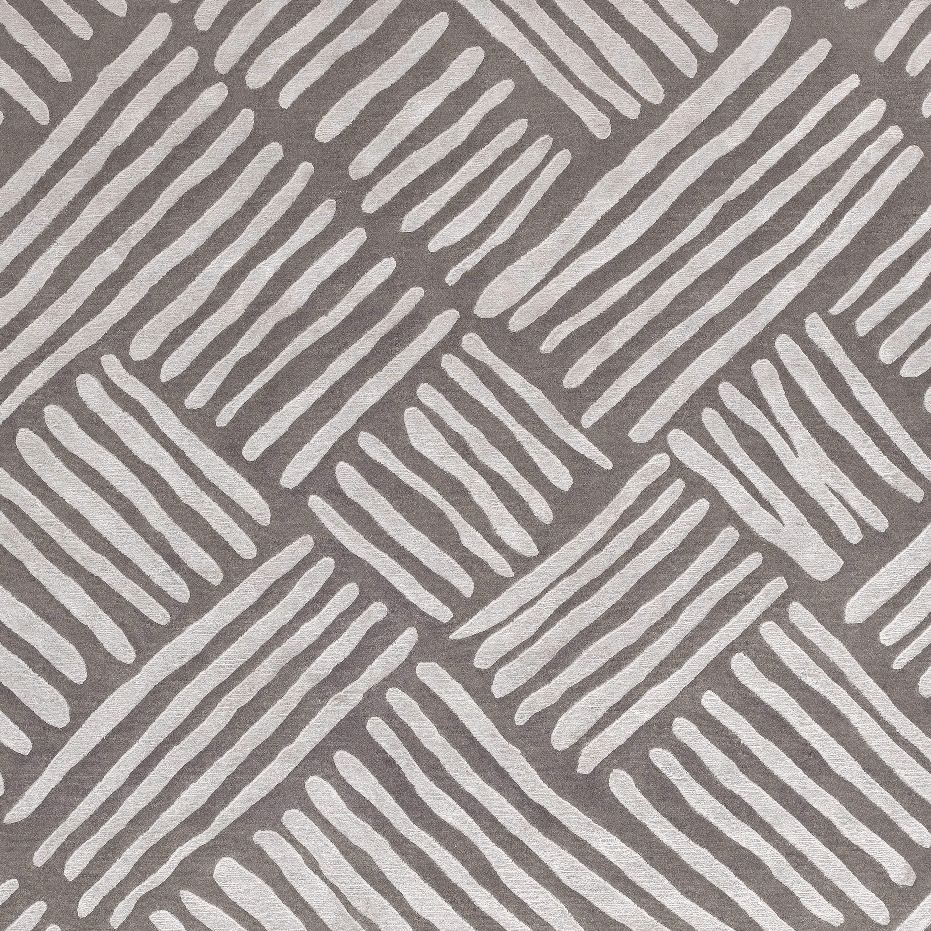Der Teppich Flair zeigt, wie sich ein einfaches Set von sich wiederholenden Streifen in etwas verwandeln kann, das einfach und elegant zugleich ist.
Dieser Teppich wird in Nepal von unseren Kunsthandwerkern aus 50% Seide und 50% feiner