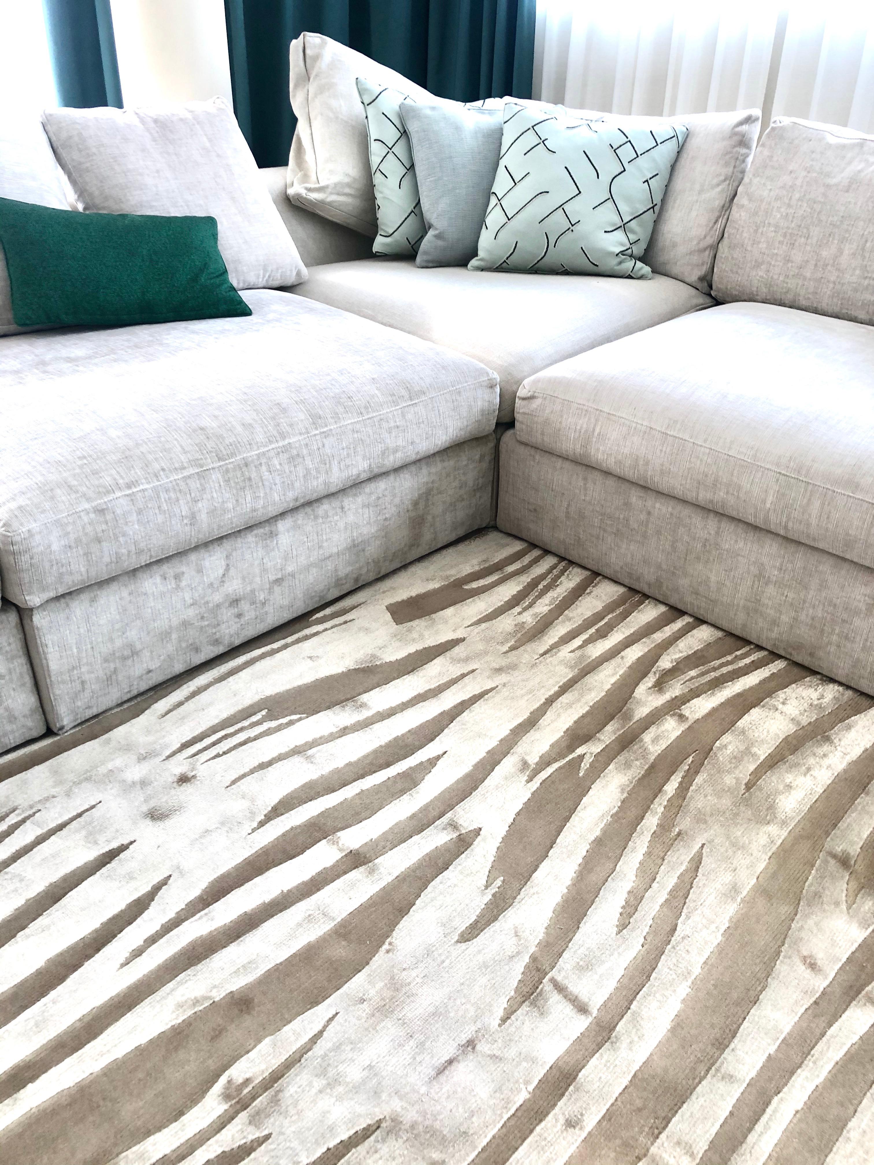 Random minimal waves enrich the surface of this elegant design.
This rug is hand knotted in Nepal by our artisans by using 50% silk and 50% fine Himalayan wool dyed using vegetable and mineral pigments. The base is 5 mm high, while the design is 7
