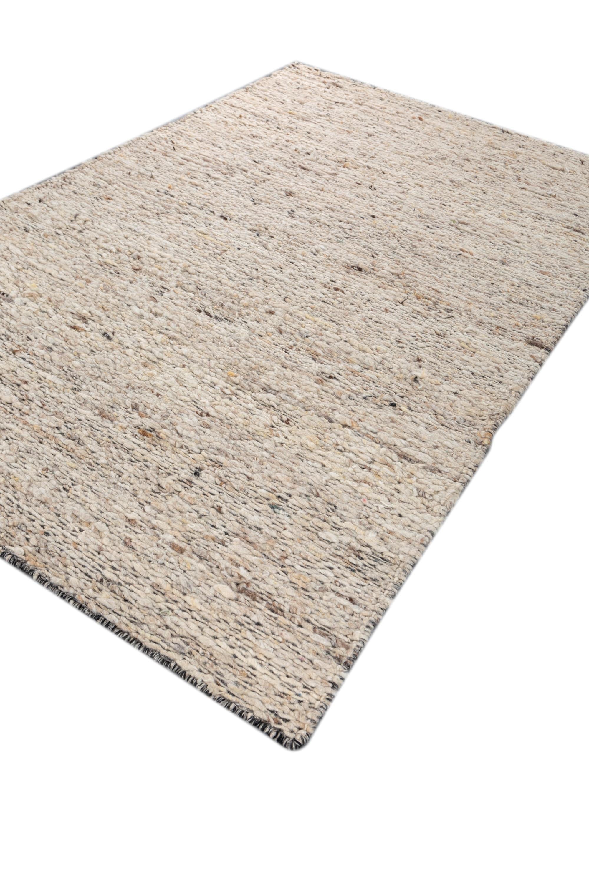 Dieser 5' x 8' große handgeknüpfte Teppich von Jaipur zeichnet sich durch ein raffiniertes geometrisches Muster in dunklem Frostgrau und natürlichem Creme aus, das jedem Raum eine moderne Eleganz verleiht. Er ist aus hochwertiger Wolle gefertigt und