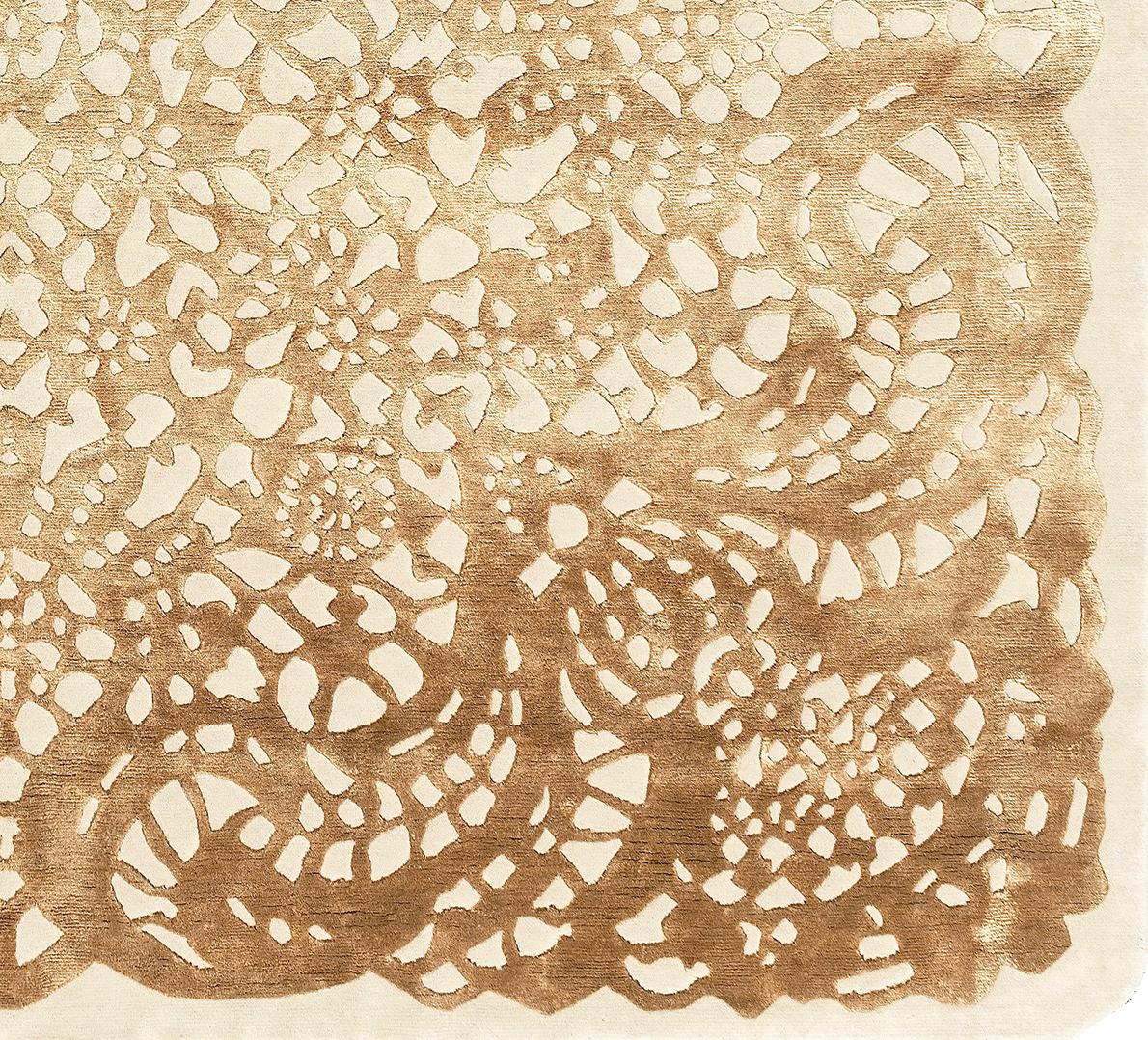 Diseño clásico compuesto por una serie infinita de vórtices geométricos que se entrelazan en una rica y lujosa melodía de formas. Se trata de un Lacy inspirado en las alfombras antiguas y que forma parte de la colección Palace de Illulian.
Esta