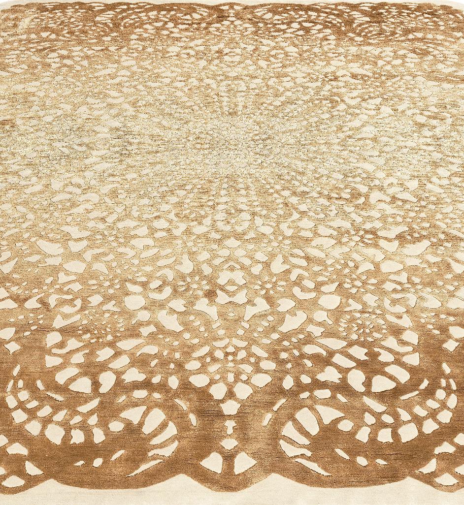 Alfombra del Siglo XXI Lacy de lana del Himalaya y seda Beige, Marrón, Marfil Anudado a mano en venta