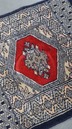 Handgeknüpfter Teppich / Tischtuch in Dunkelblau und Rot - 47x46 cm