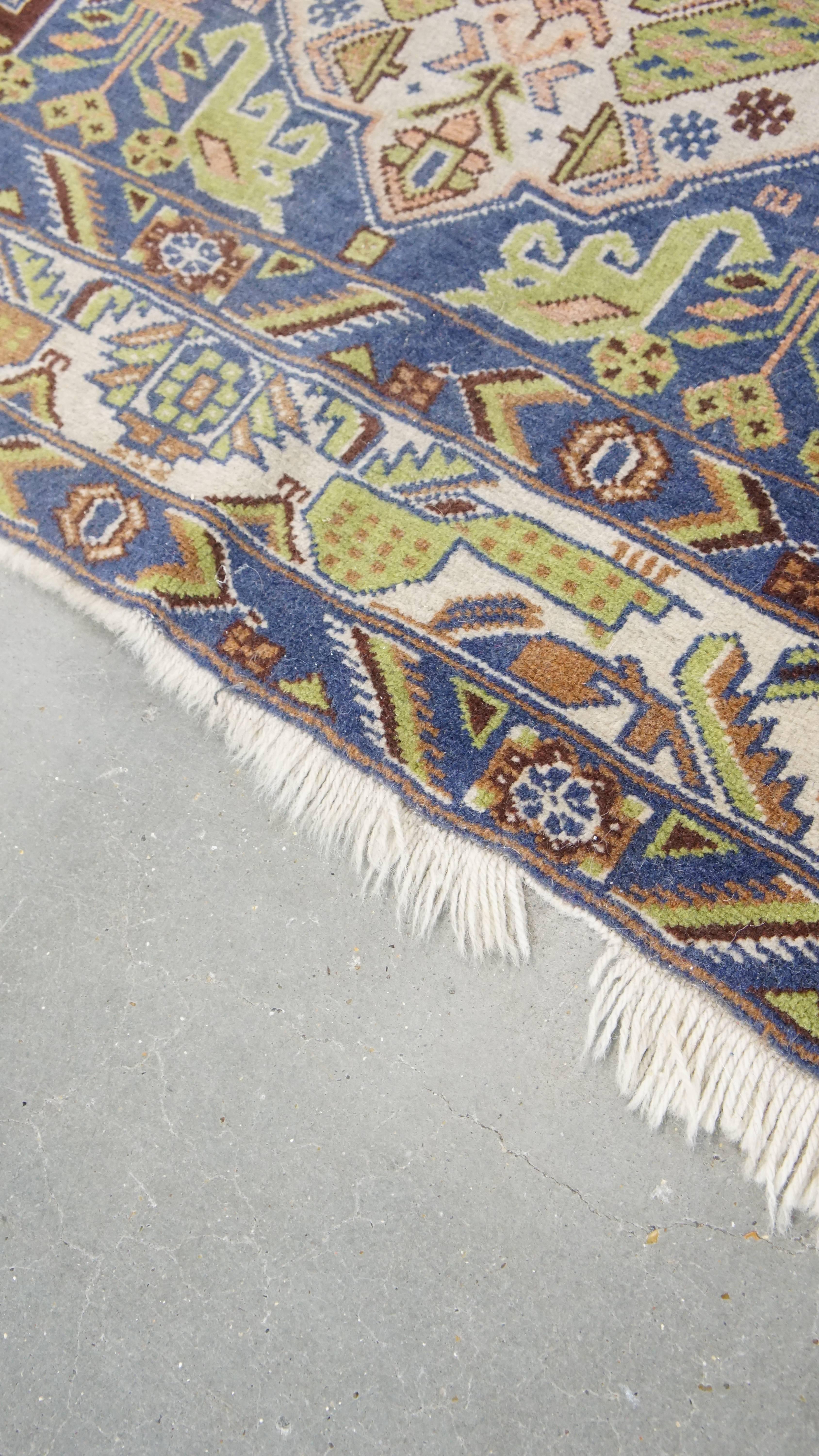 Hand-knotted rug with a beautiful pattern, 195×116 cm In Good Condition For Sale In Harderwijk, NL