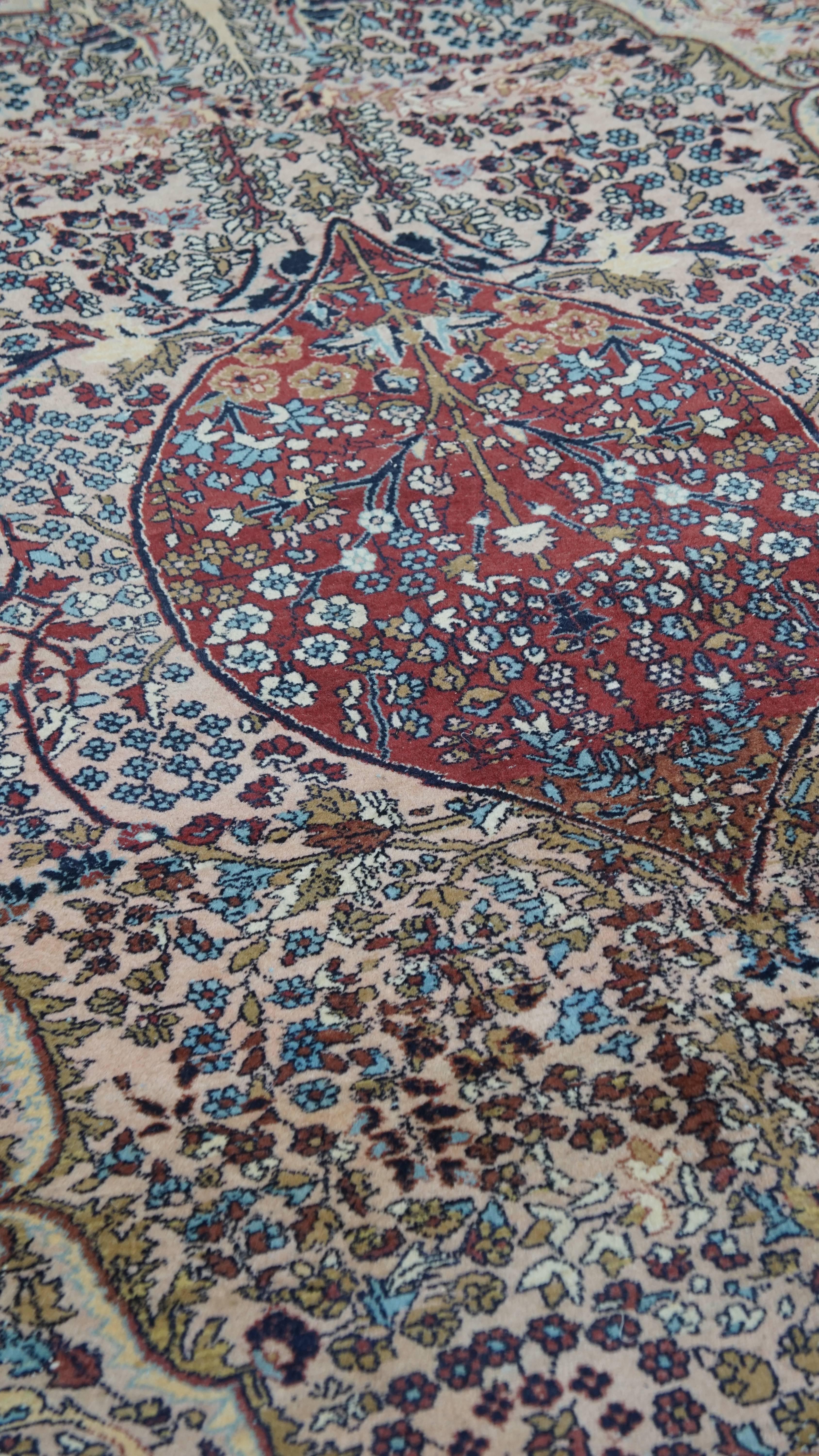Angeboten wird dieser schöne, handgeknüpfte Orientteppich mit raffinierten Mustern und herrlichen Farben in den Maßen 232x139 cm.
Lassen Sie Ihr Zuhause mit diesem herrlichen Teppich erstrahlen. Es zeichnet sich durch schöne Farben und exquisite