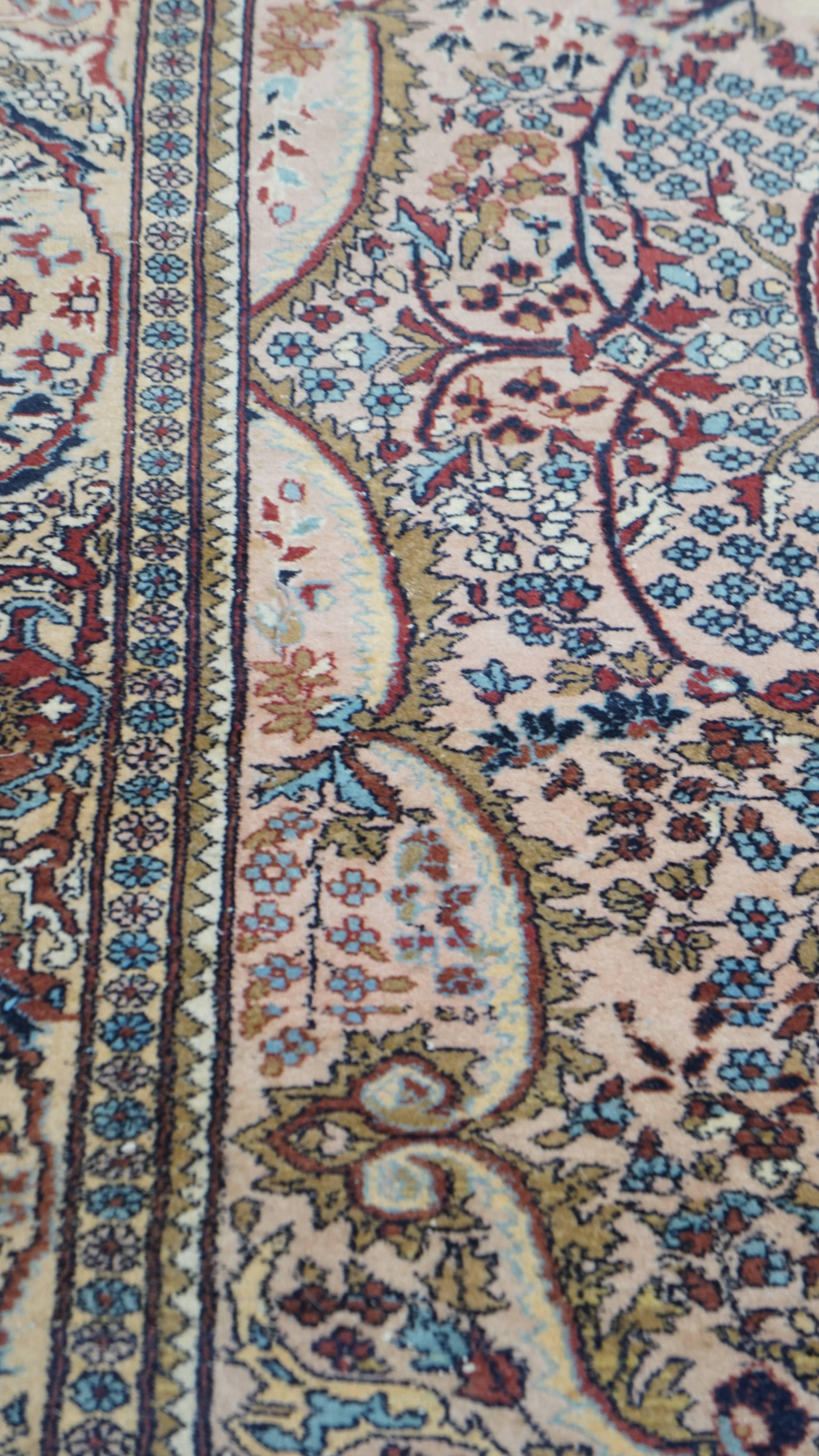 Handgeknüpfter Teppich mit Muster - 232x139cm (Klassisch-römisch) im Angebot