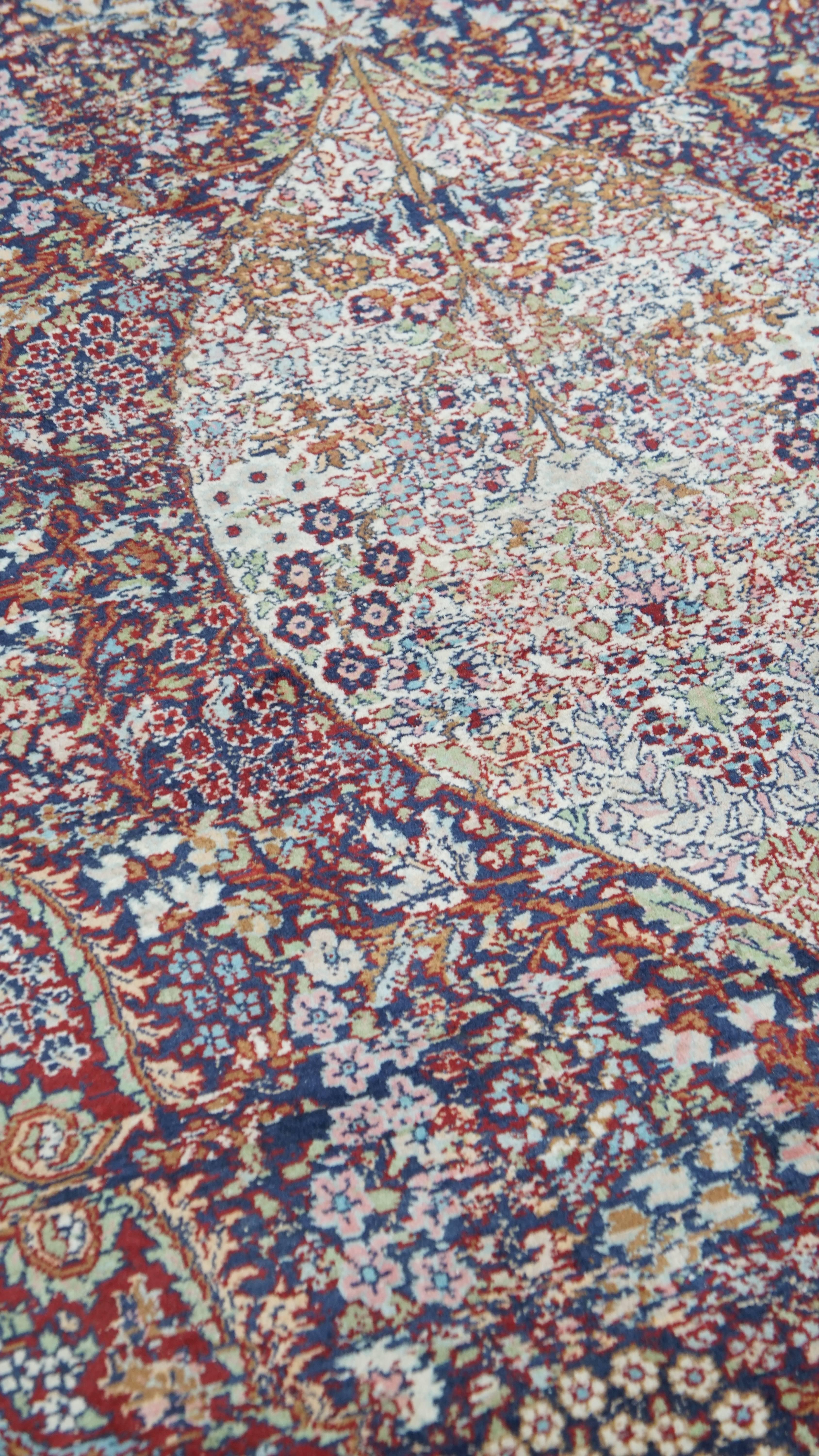 In offerta: questo tappeto orientale annodato a mano con bellissimi motivi e colori, che misura 244x139 cm.
Fai risplendere la tua casa con questo splendido tappeto. Presenta colori ricchi e dettagli raffinati. Questi tipi di tappeti non sono solo