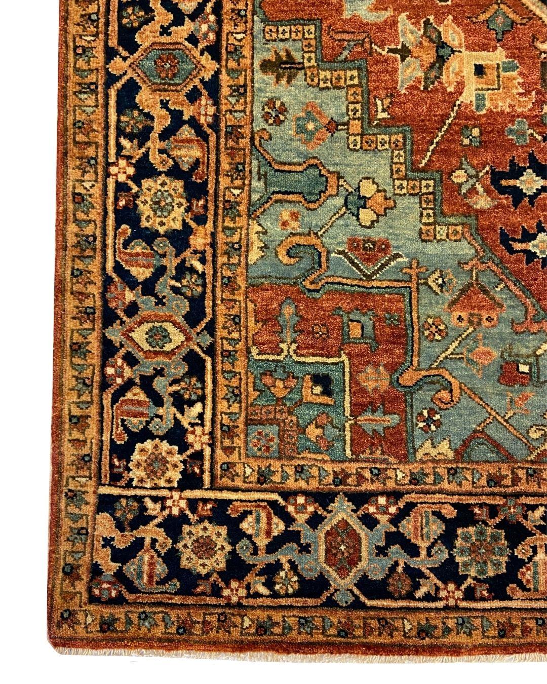Dieser handgeknüpfte Stammes-Teppich aus rostfarbener, blauer und schwarzer Wolle mit einem geometrischen Medaillon in den Maßen 4' x 6' besitzt eine auffällige Mischung aus kräftigen Farben und kompliziertem Design. Das reichhaltig getönte Rostfeld