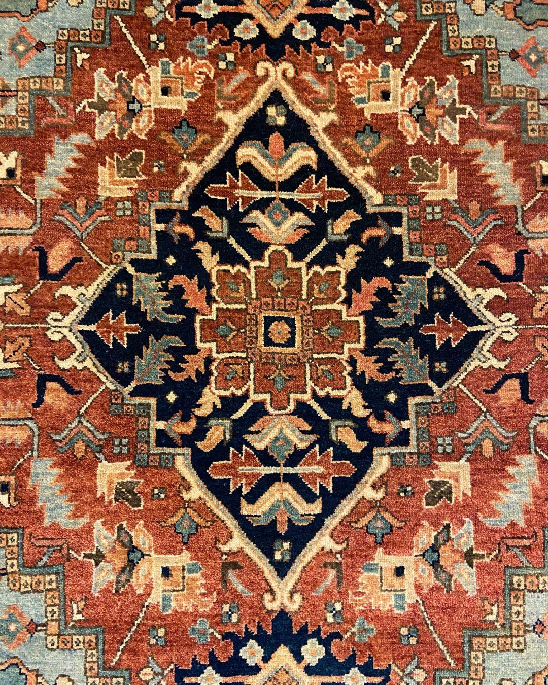 Handgeknüpft Rost und Blau Wolle Stammes-Teppich mit geometrischen Medaillon, 4' x 6' im Zustand „Neu“ im Angebot in New York, NY