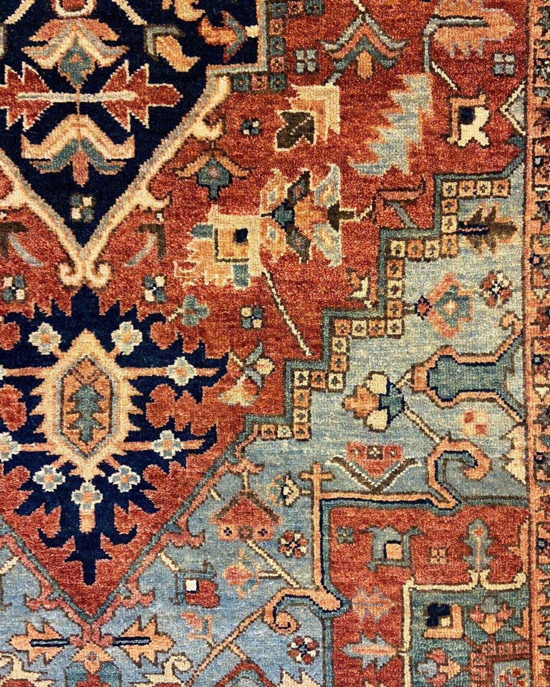 Handgeknüpft Rost und Blau Wolle Stammes-Teppich mit geometrischen Medaillon, 4' x 6' (21. Jahrhundert und zeitgenössisch) im Angebot