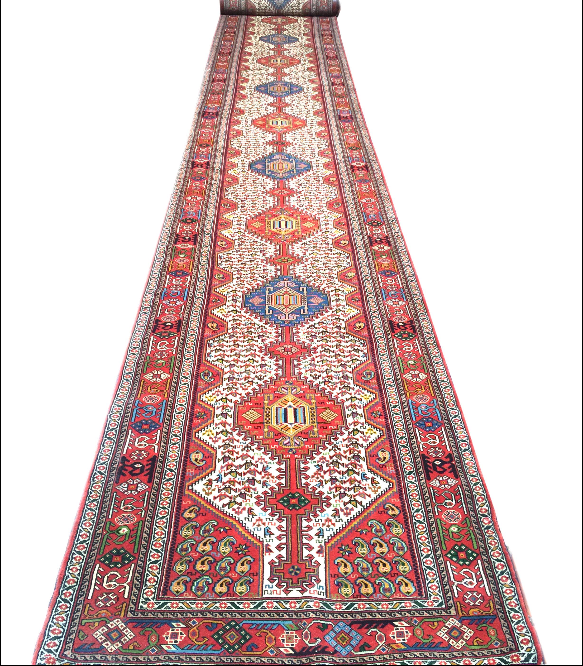 Authentischer handgewebter Ghoochan (Quchan) Läufer mit Wollflor und Grundierung (Veggie Dye). Ghoochan befindet sich in der Provinz Khorassan, deren Hauptstadt Mashhad ist. Die von den Webern verwendeten Designs sind das Erbe vieler verschiedener