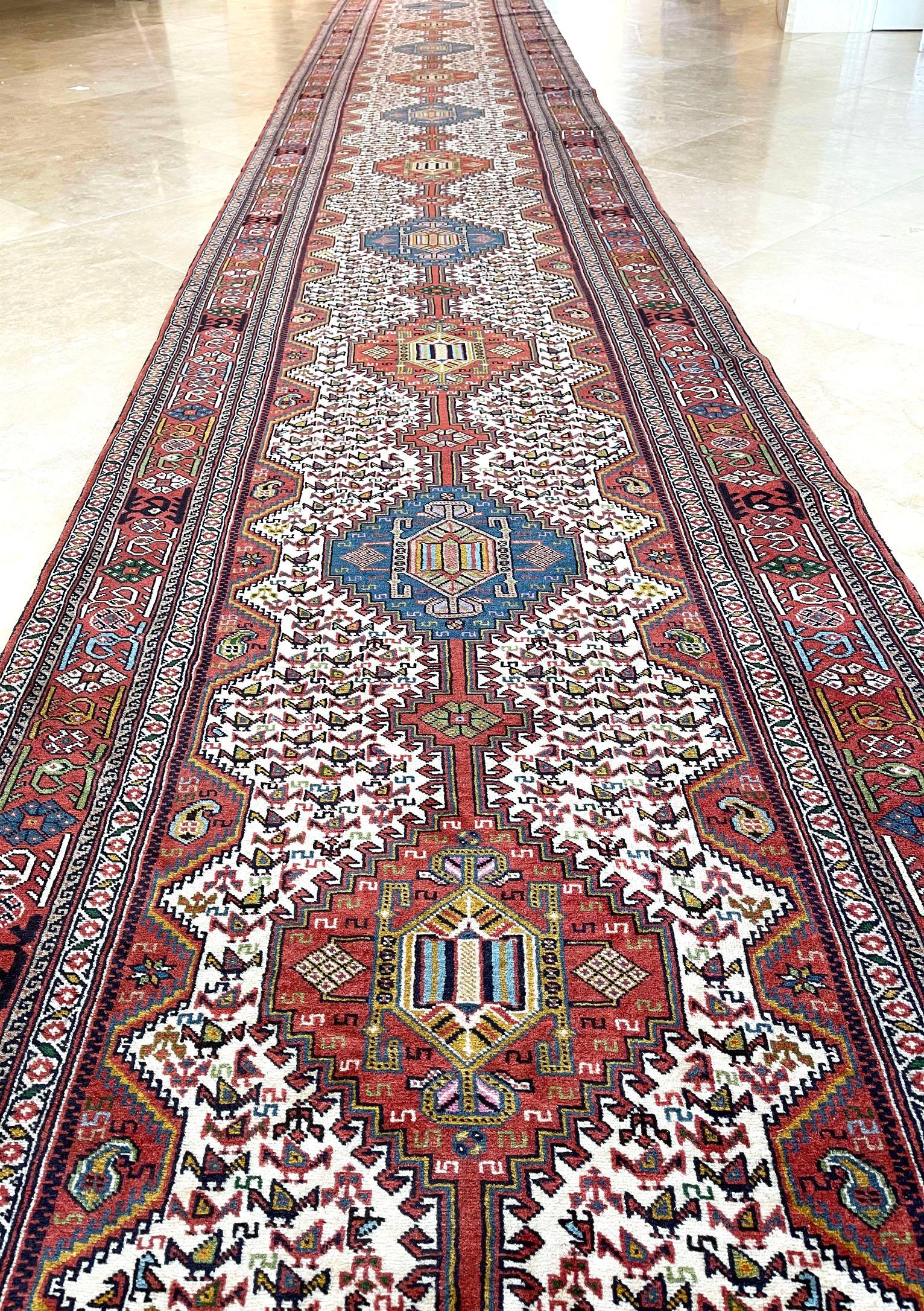 Persischer Quchan-Läufer-Teppich (Stammeskunst) im Angebot