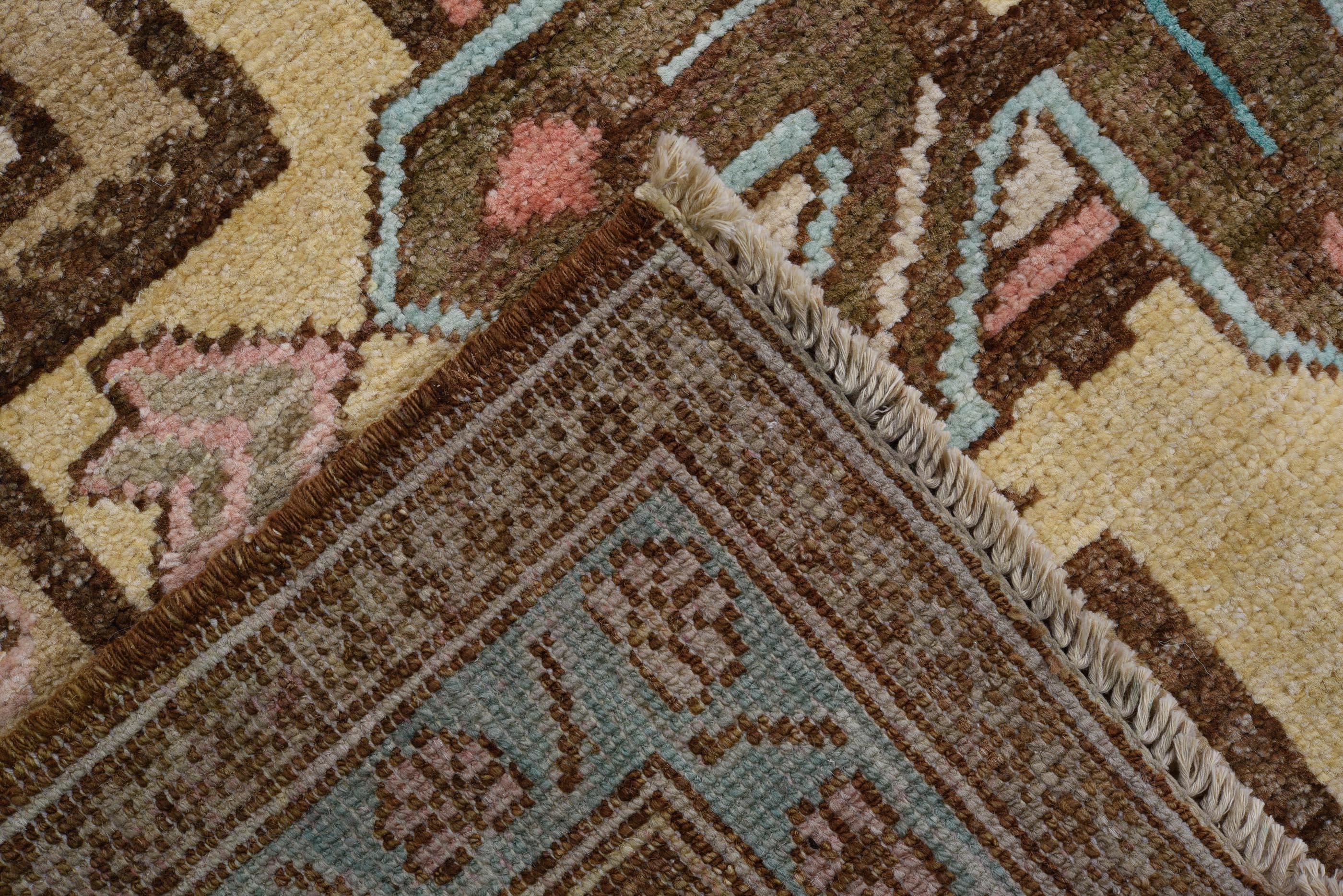 Alfombra Sarab Anudada a Mano Diseño Medallón Tribal en Trigo y Azul Cielo mediados del siglo XX en venta
