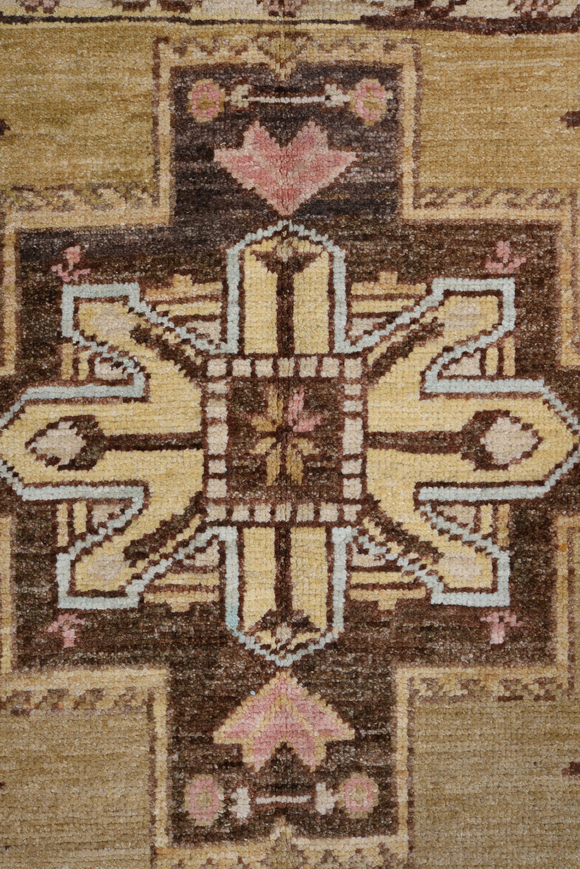 Alfombra Sarab Anudada a Mano Diseño Medallón Tribal en Trigo y Azul Cielo en venta 1