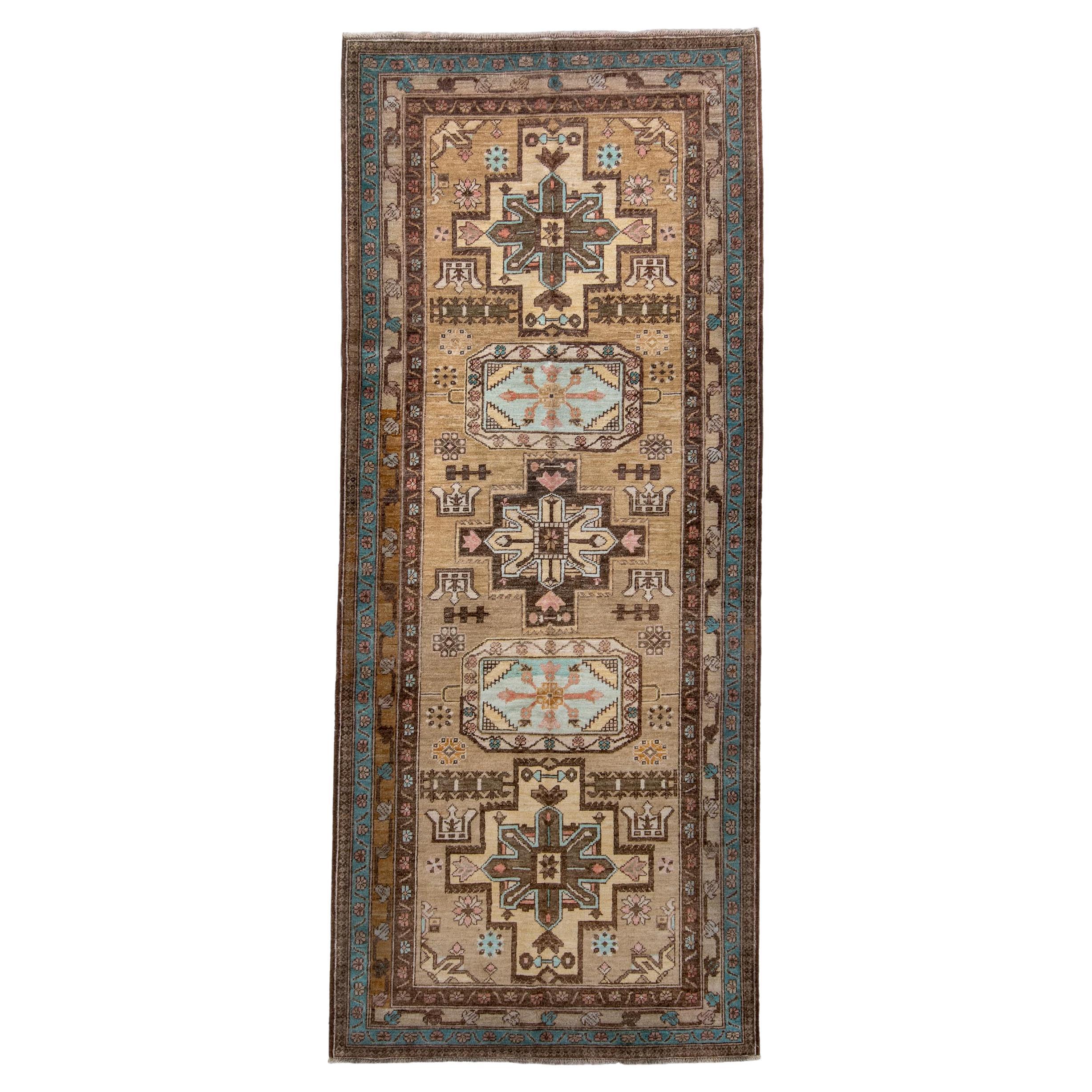 Handgeknüpfter Sarab-Teppich Stammes-Medaillon-Design in Weizen und Himmelblau