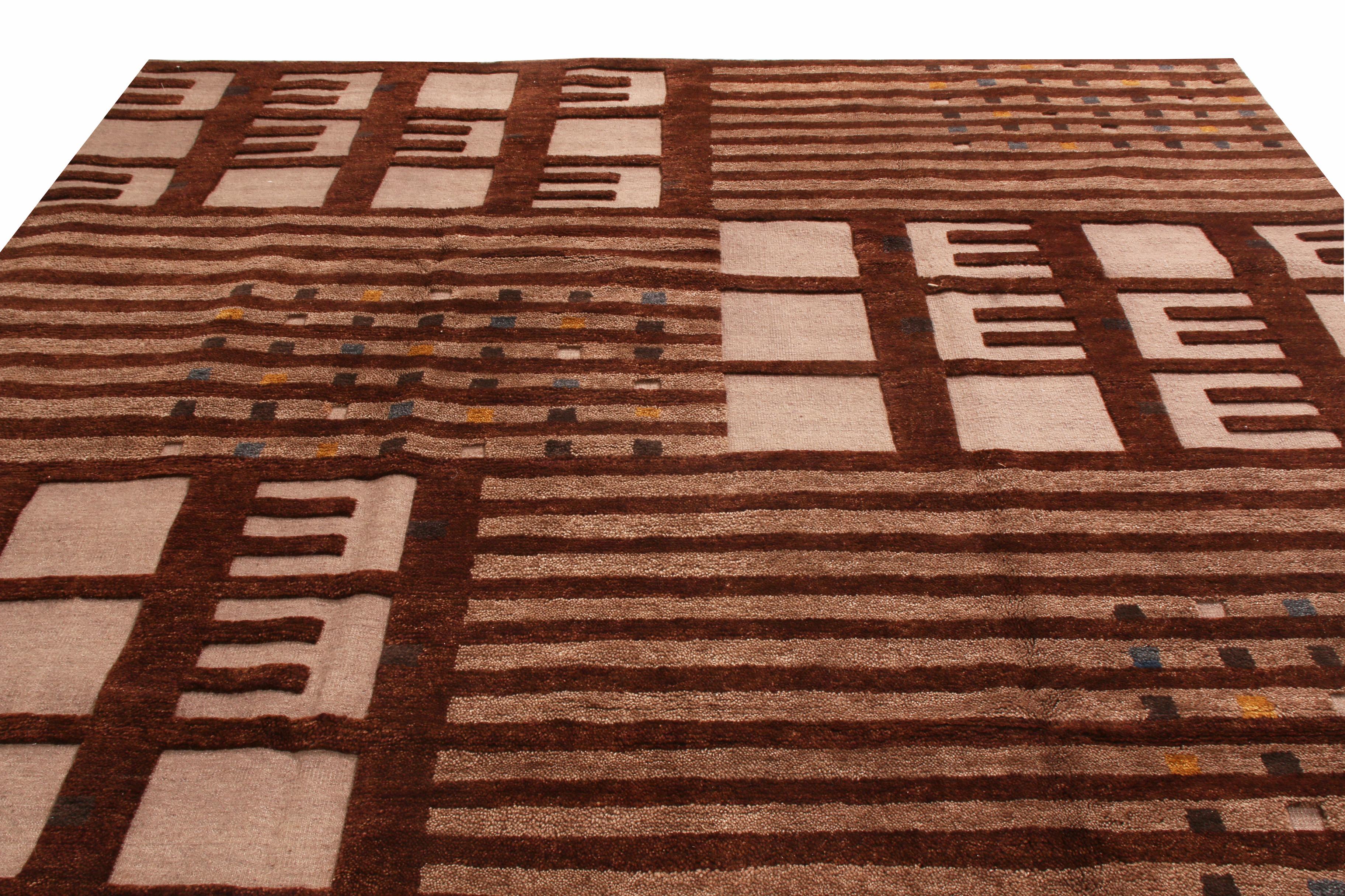 Dieser aus Indien stammende geometrische Teppich ist aus hochwertigem, strukturiertem Wollflor handgeknüpft und weist ein ausgeprägtes asymmetrisches geometrisches Muster auf. Das Feldmuster verwendet sowohl volle und fein gewebte horizontale