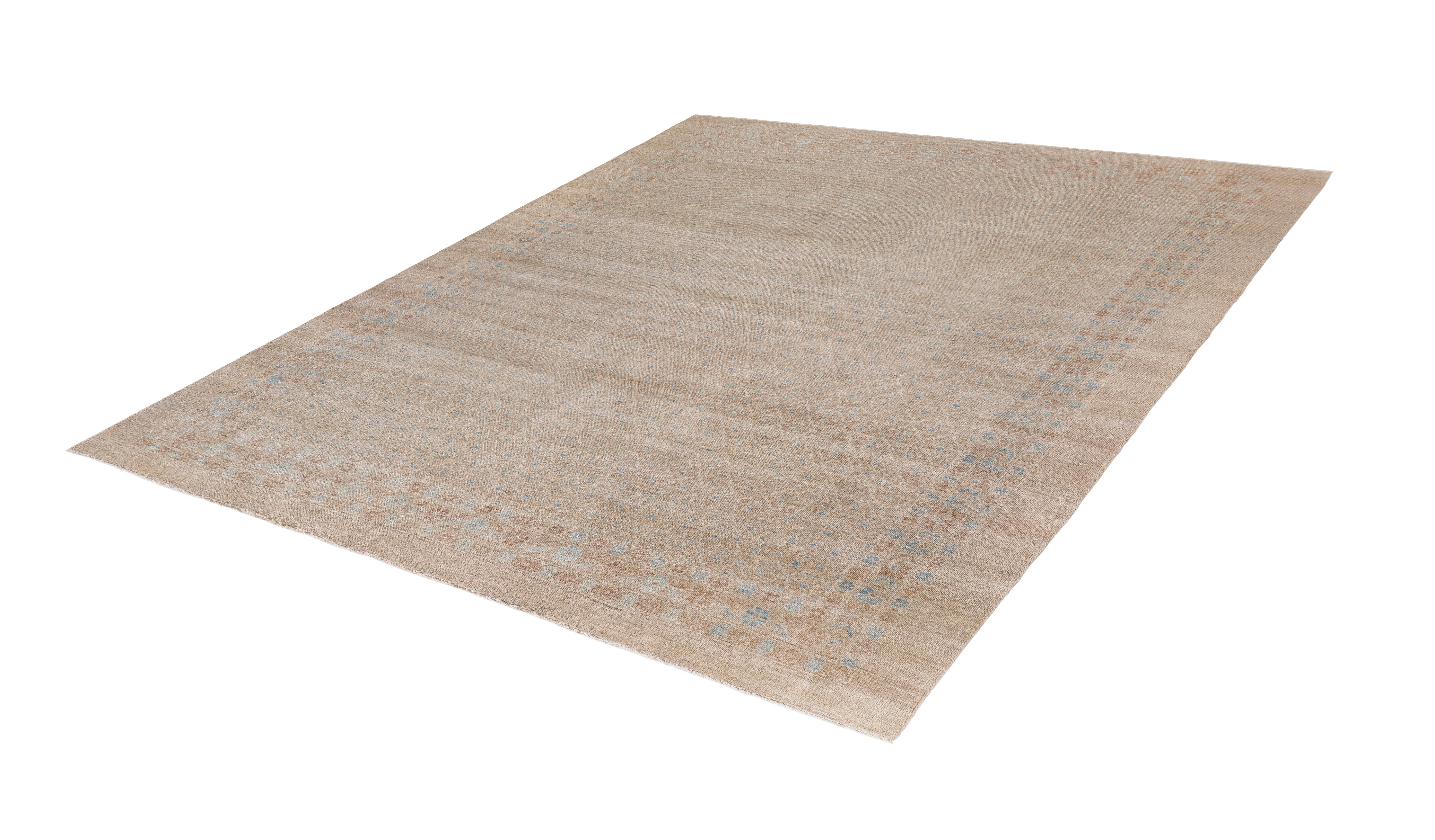 Ce tapis Serab noué à la main est fabriqué en Iran avec 100 % de laine filée à la main et des teintures entièrement biologiques à base de plantes. Conçue avec le motif traditionnel répétitif Serab, elle présente une palette magnifiquement équilibrée